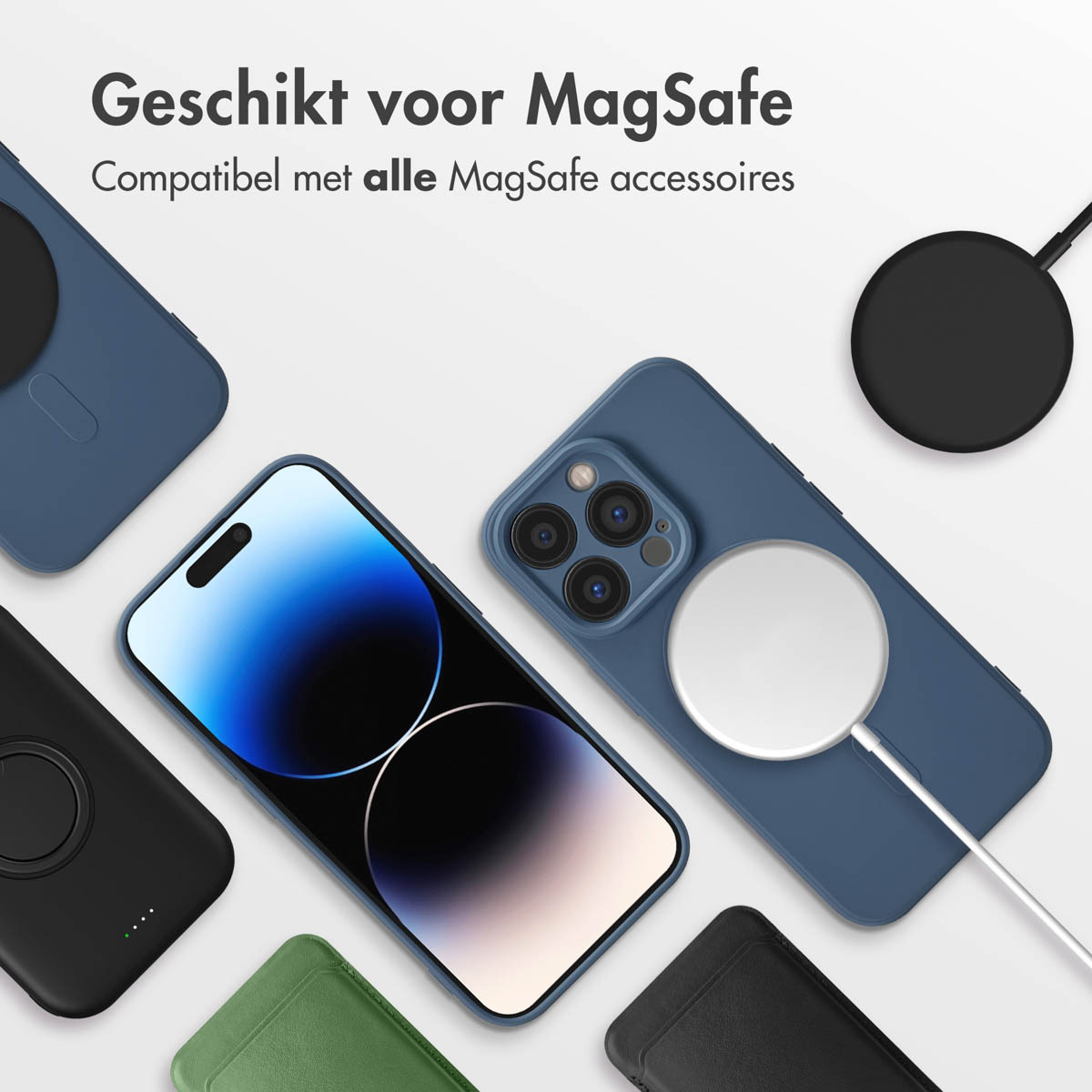 Verschillende telefoonhoesjes en MagSafe-accessoires. Een telefoon staat in het midden met een helder scherm.