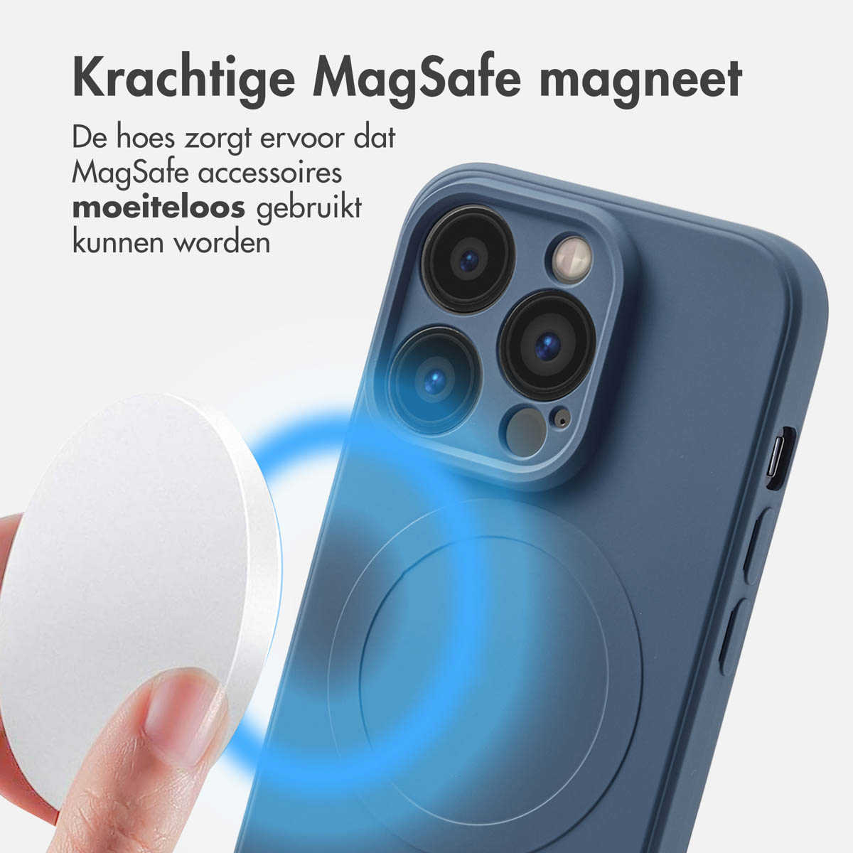 Een telefoon in een blauwe hoes met een witte MagSafe-accessoire. Een hand houdt de witte accessoire vast.