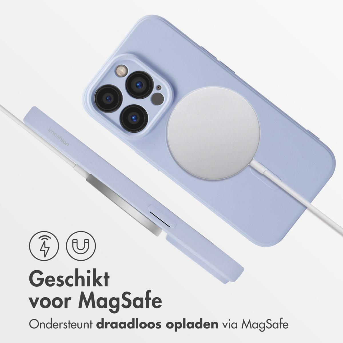 Een lichtblauwe telefoon met een witte MagSafe-oplader. Een bijpassend hoesje ernaast.