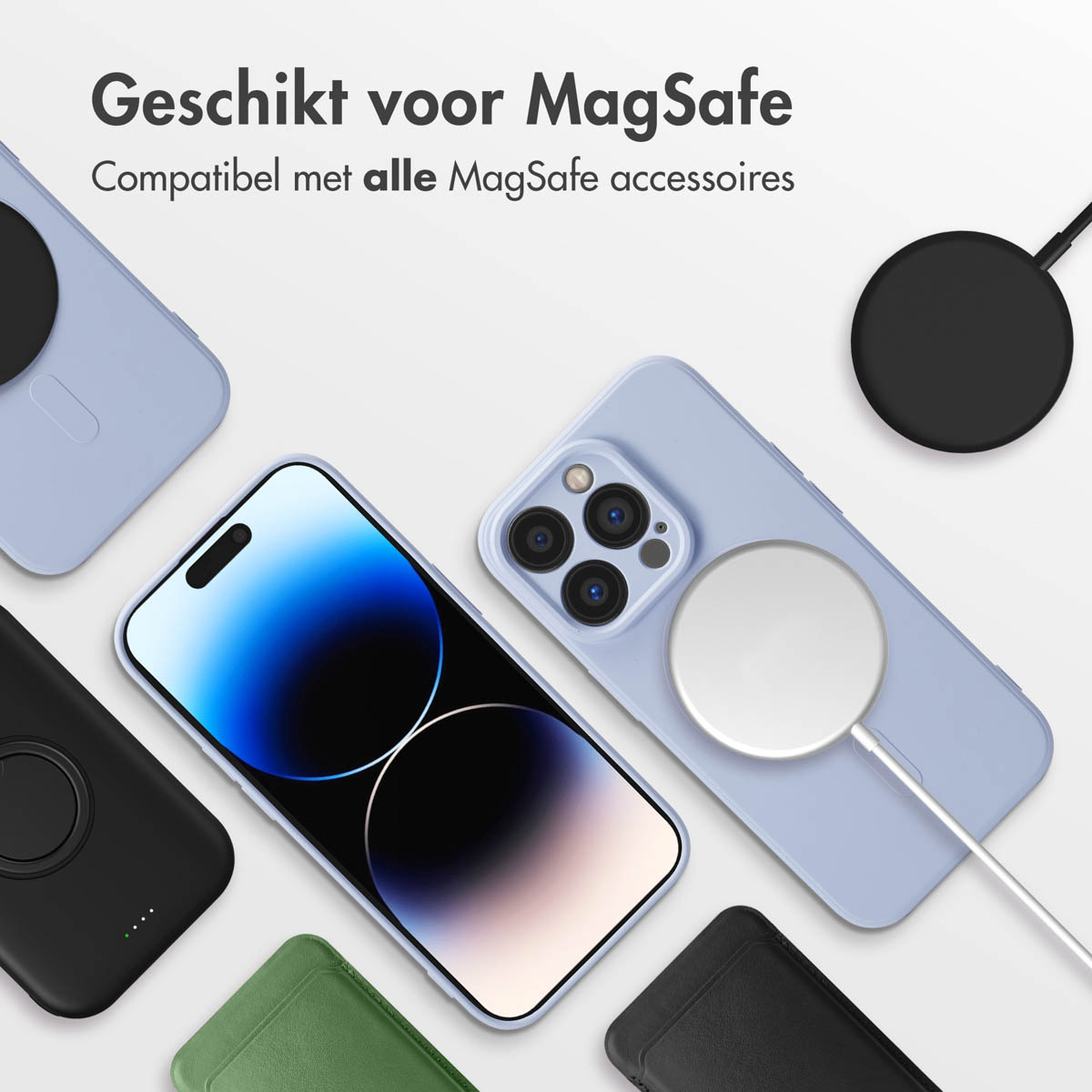 Meerdere telefoons en accessoires, waaronder opladers en hoesjes, zijn op een wit oppervlak gerangschikt.