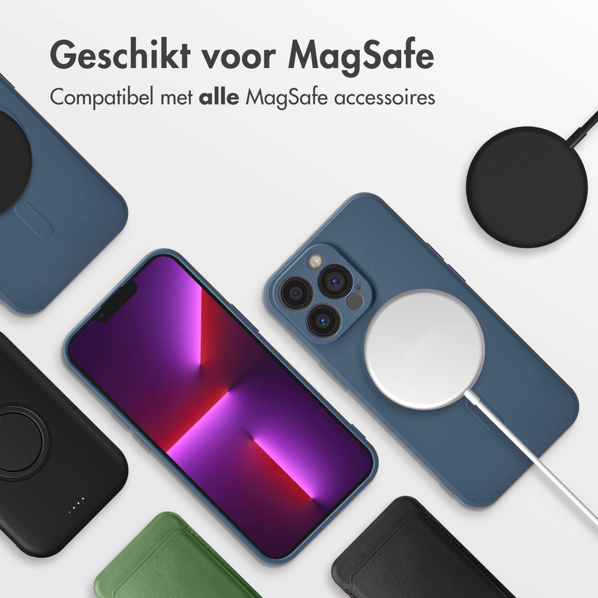 Verschillende telefoons met hoesjes en MagSafe-opladers. Op een wit oppervlak.