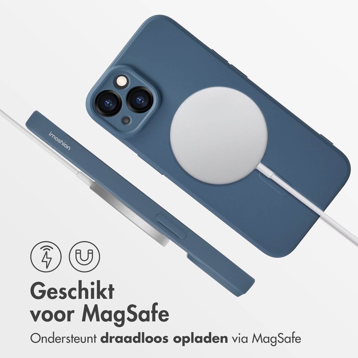 Téléphone avec coque bleue et chargeur MagSafe. Le chargeur est connecté et le téléphone affiche des symboles de charge.