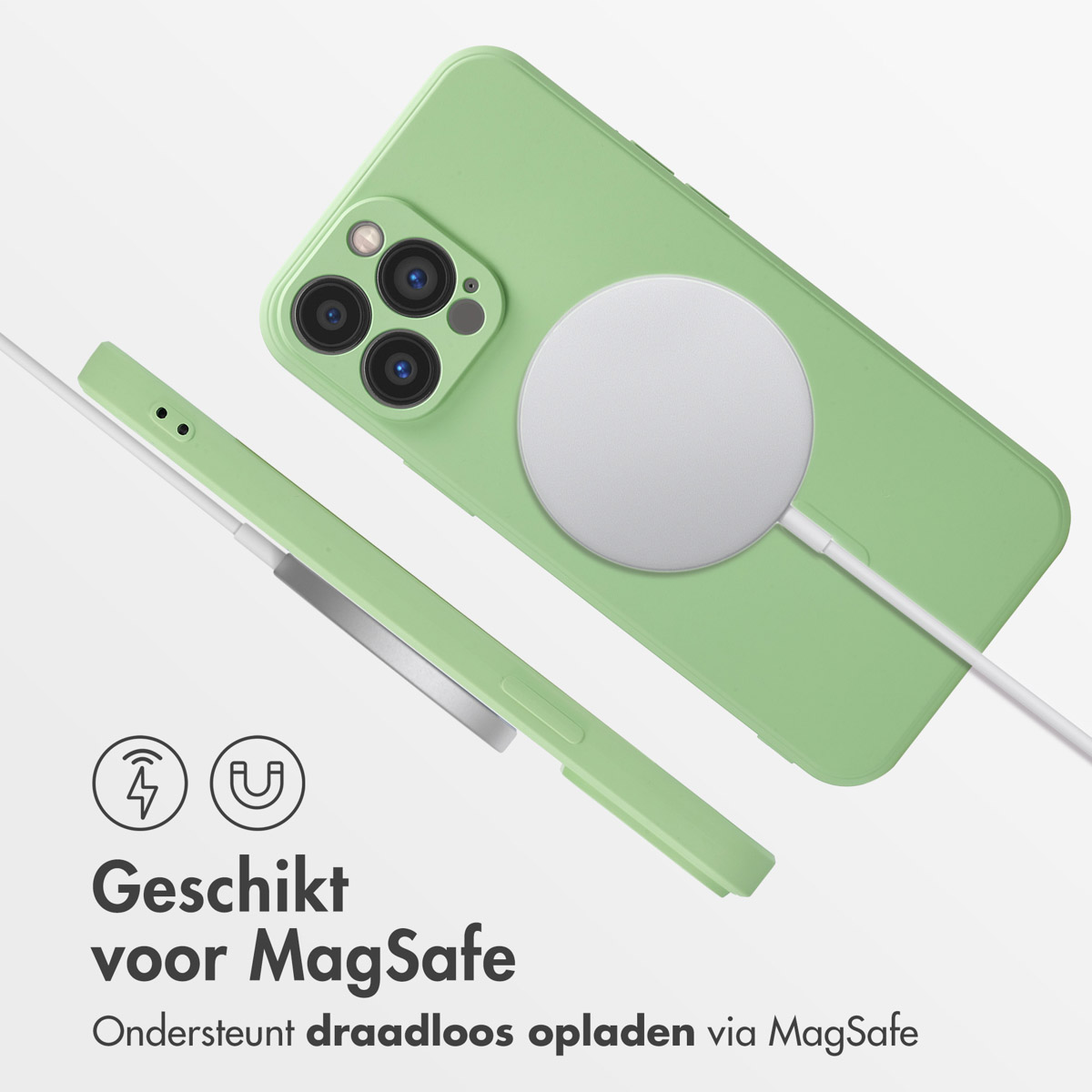 Téléphone vert avec chargeur MagSafe attaché. Une coque de téléphone verte est également montrée. Fond blanc.