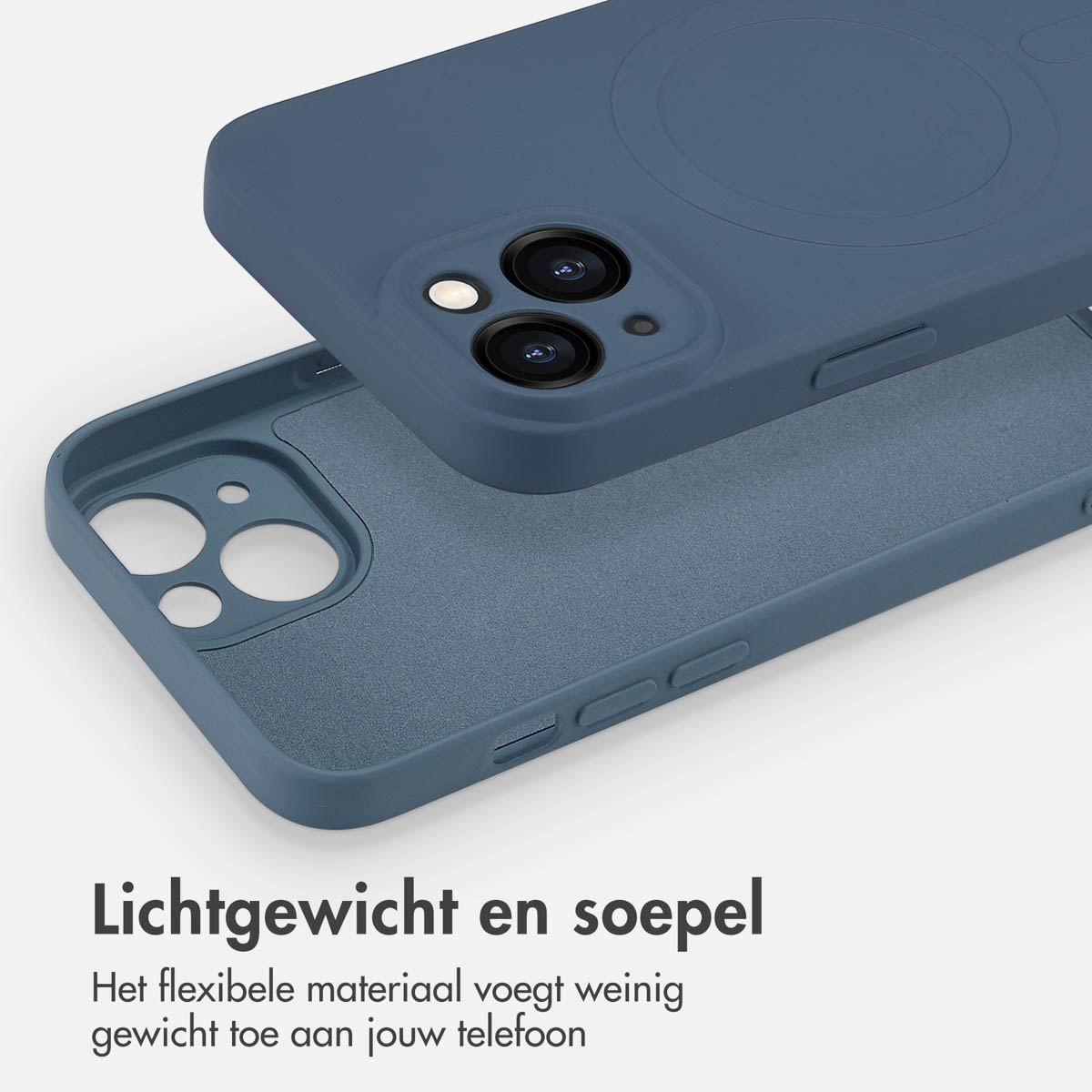 Deux étuis bleus pour téléphone, un ouvert. Les deux ont des découpes pour l'appareil photo et un cercle MagSafe. Fond blanc.