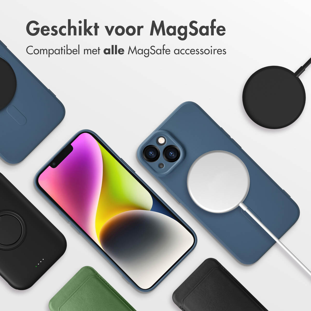 Un téléphone avec une coque bleue connecté à un chargeur MagSafe. D'autres coques et chargeurs sont autour du téléphone.