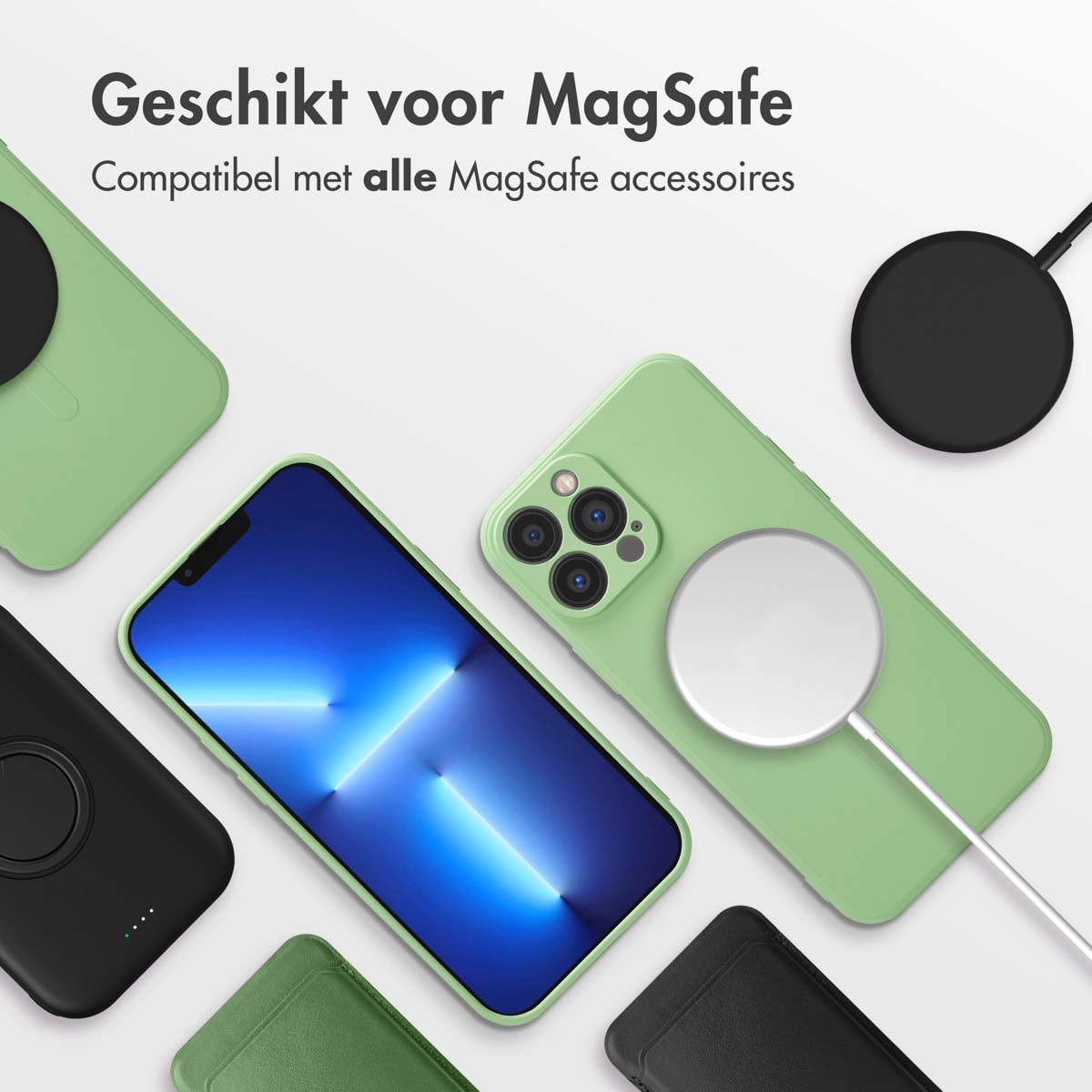 Des coques de téléphone vertes avec un chargeur MagSafe blanc et des chargeurs noirs sont sur une surface blanche.