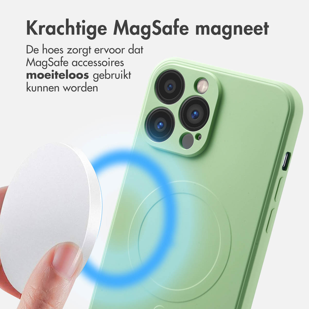 Un téléphone avec une coque verte et un chargeur MagSafe blanc à proximité. Une lumière bleue entoure le chargeur.