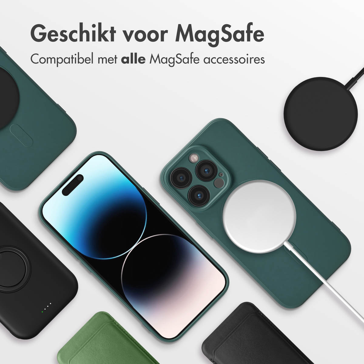 Verschillende telefoonhoesjes en opladers. Telefoons in groene en zwarte hoesjes, met MagSafe-opladers.