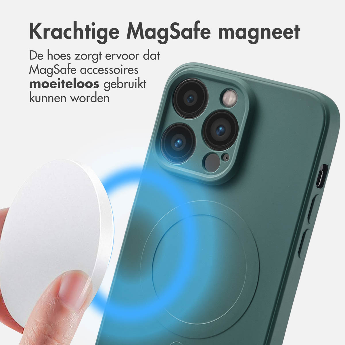 Groene telefoonhoes met een witte MagSafe-oplader. Een hand houdt de oplader vast naast de hoes. Blauwe gloed.