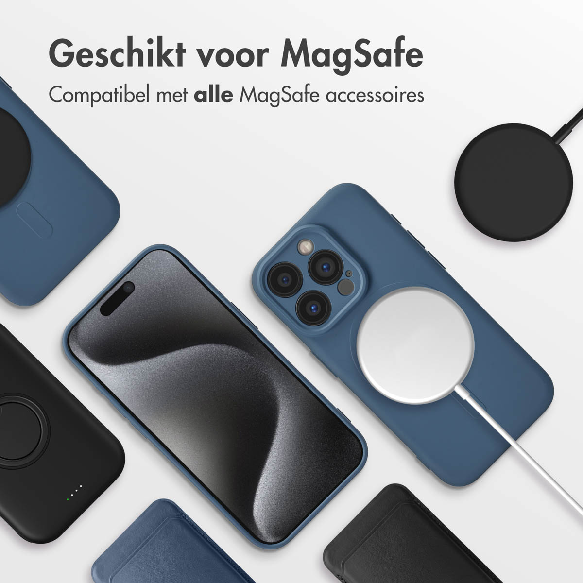 Divers étuis et chargeurs. Téléphones dans des étuis bleus et noirs, avec des chargeurs MagSafe.