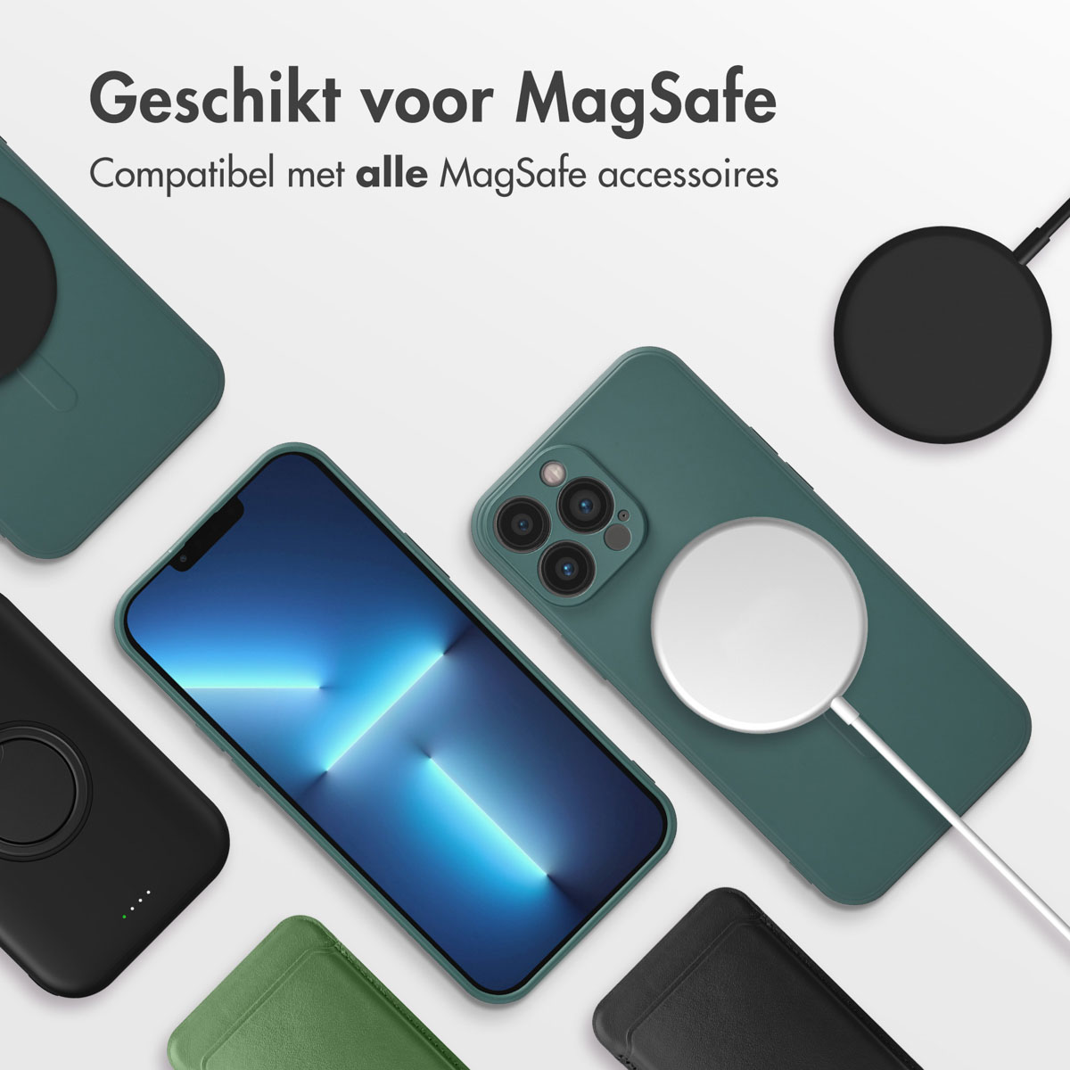 Plusieurs coques de téléphone et un téléphone avec un écran lumineux. Les coques sont vertes et noires. Un socle de charge blanc.