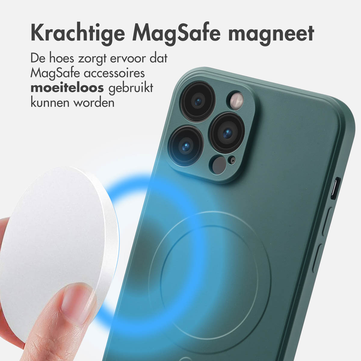 Coque de téléphone verte avec chargeur MagSafe blanc attaché. Une main tient le chargeur, montrant un champ bleu.