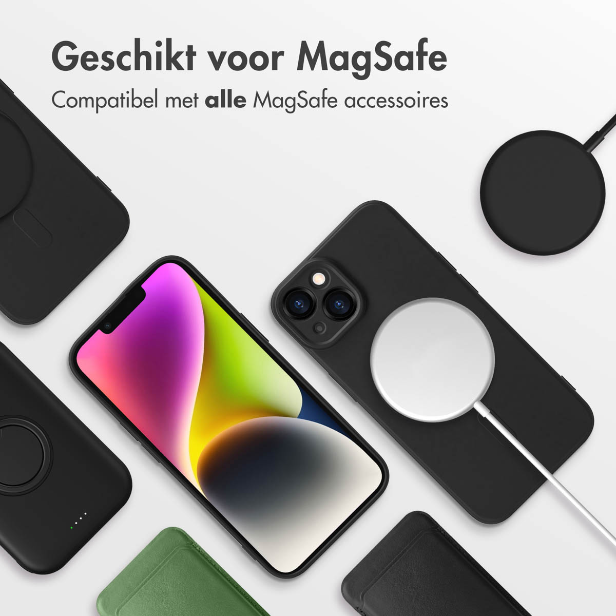 Plusieurs téléphones et étuis avec chargeurs MagSafe sur une surface blanche.