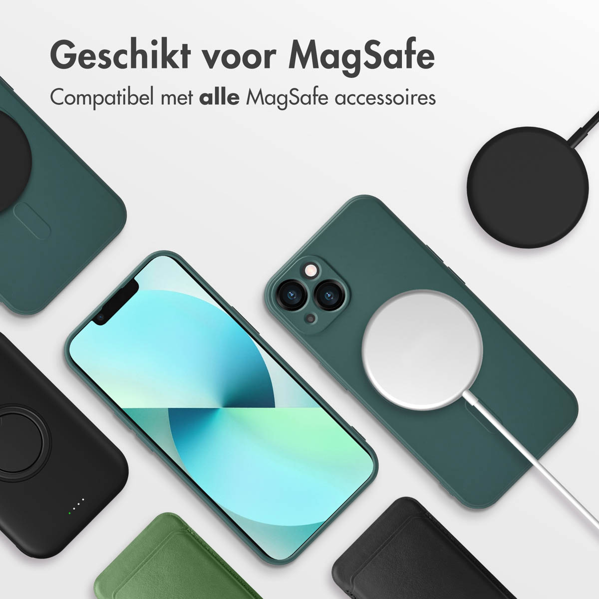 Een telefoon met een donkergroene hoes die is aangesloten op een MagSafe-oplader. Andere hoesjes en opladers liggen eromheen.