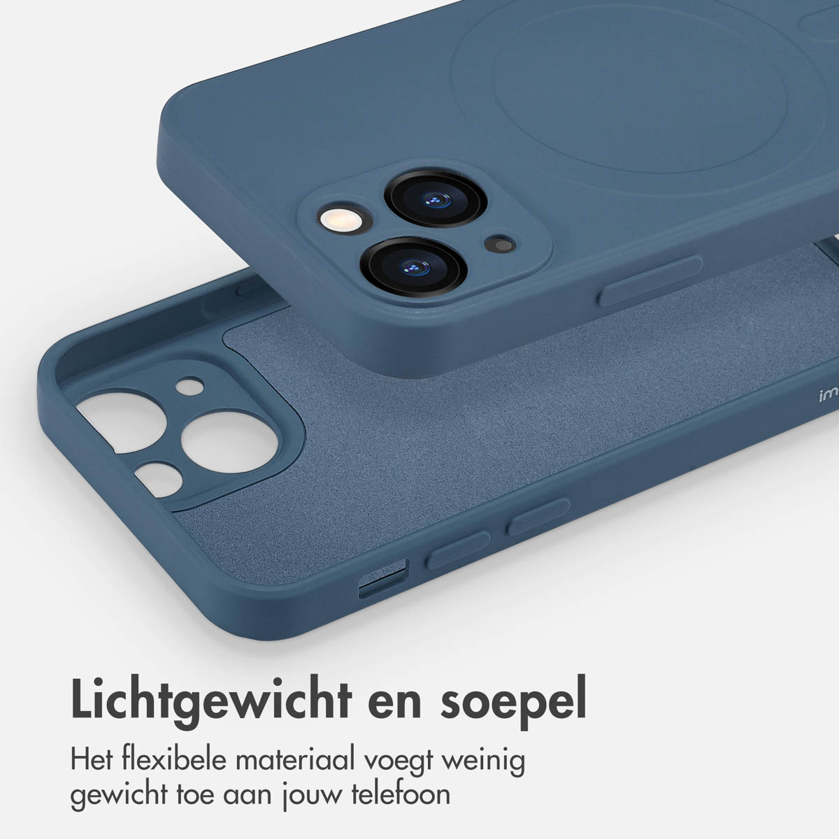 Blauwe telefoonhoes met camera-uitsparingen en een tweede hoes eronder. Nederlandse tekst: Lichtgewicht en soepel.