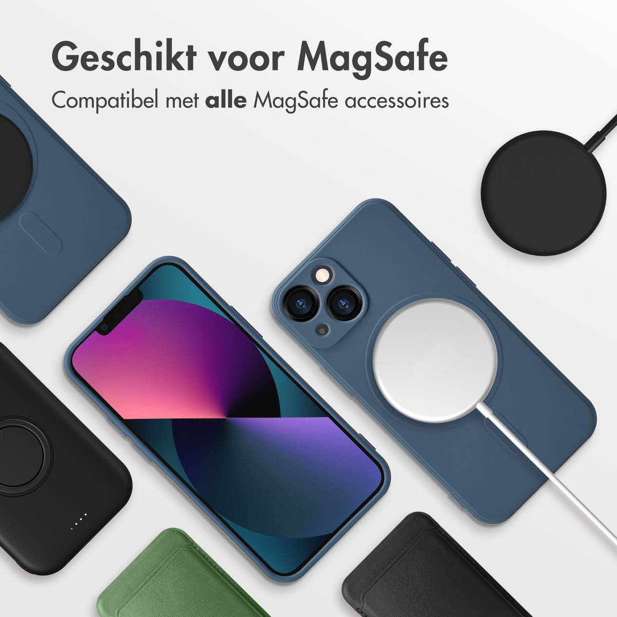 Telefoons met hoesjes en MagSafe-accessoires op een wit oppervlak. Verschillende kleuren en stijlen worden getoond.