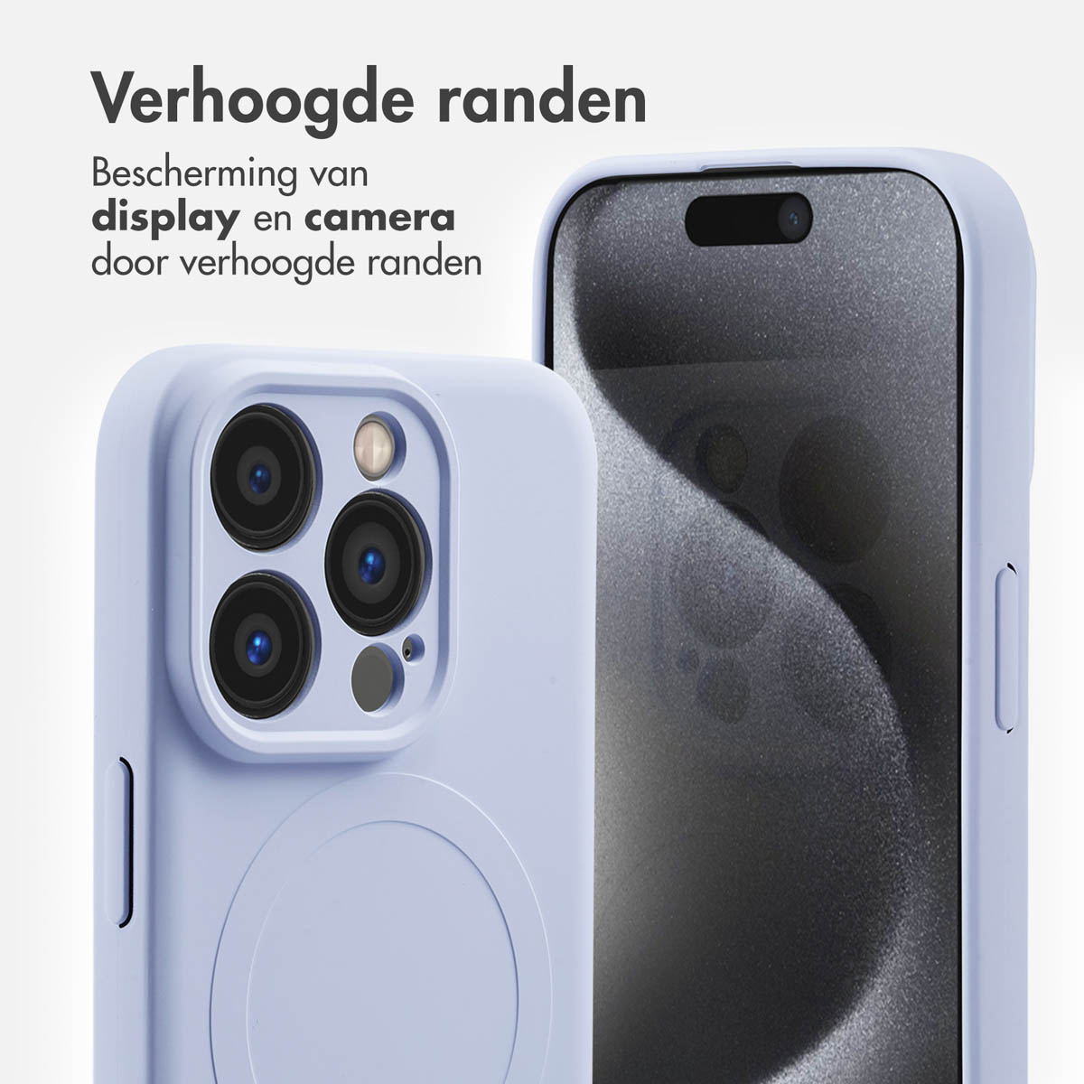 Lichtblauw telefoonhoesje met verhoogde randen. Telefoon met cameralenzen zichtbaar. Witte achtergrond.