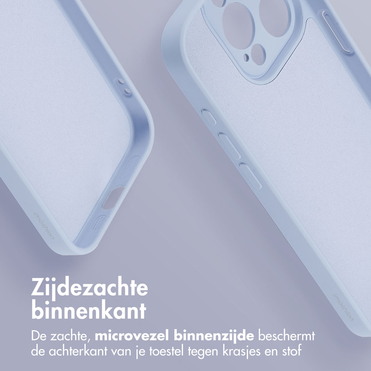 Twee delen van een lichtblauw telefoonhoesje worden getoond. De binnenkant is zacht, met een microvezeltextuur.
