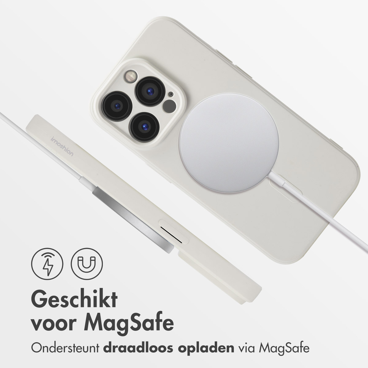 Witte telefoon met een witte MagSafe-oplader bevestigd, en een aparte oplader.