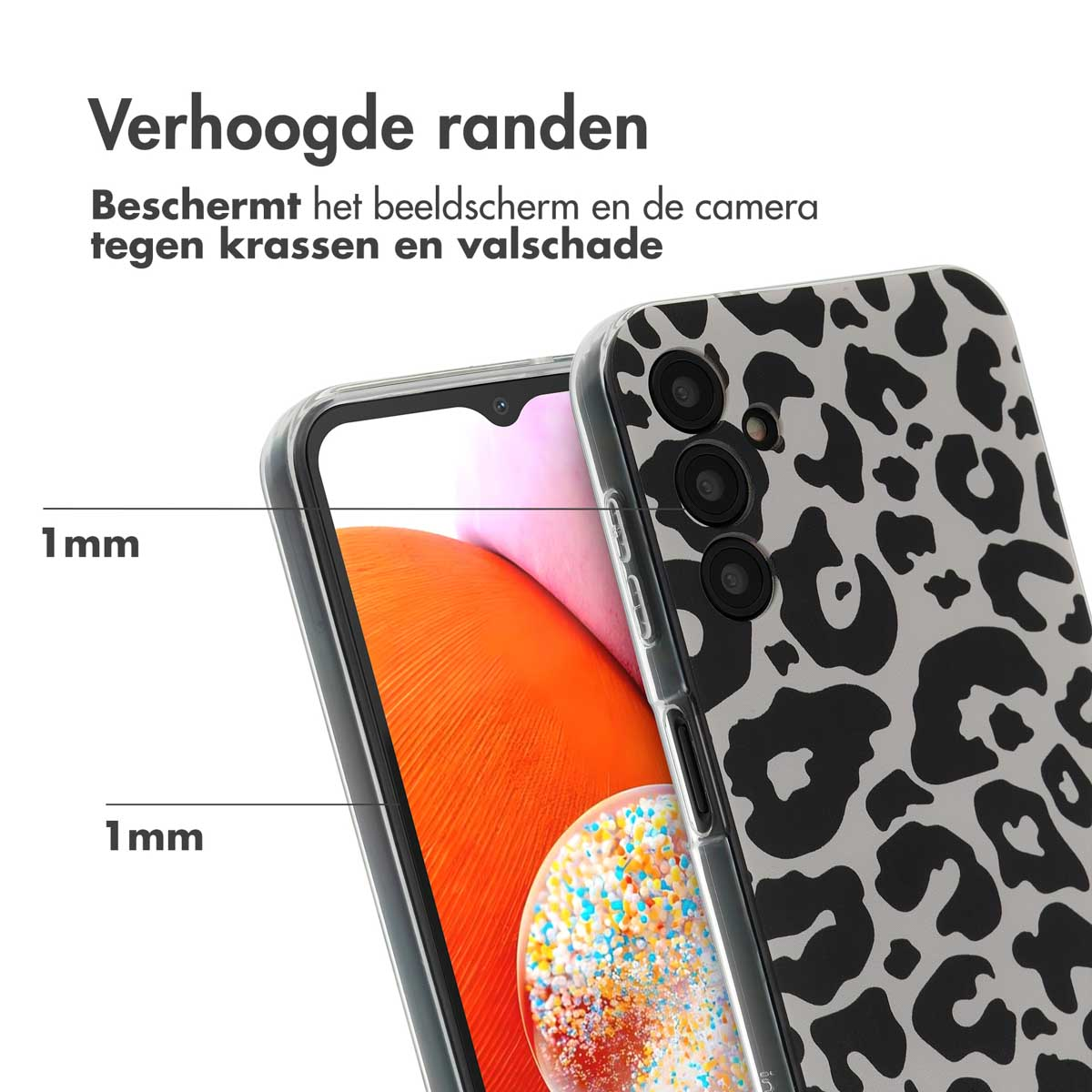 Telefoonhoes met luipaardprint. Verhoogde randen beschermen scherm en camera. Telefoon zichtbaar.