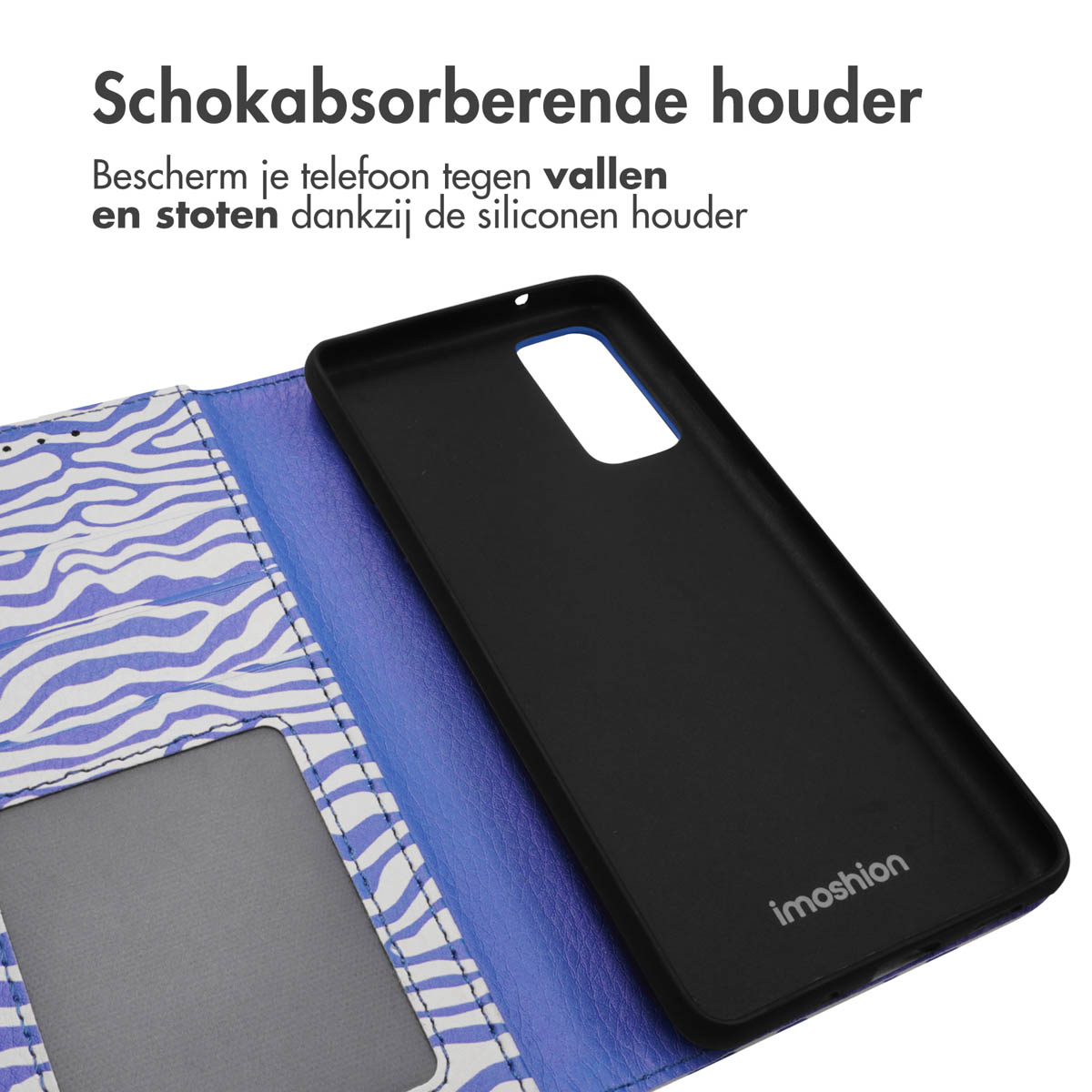 Blauwe telefoonhoes met patroon en zwarte binnenhouder, beschermt de telefoon. De hoes is open.