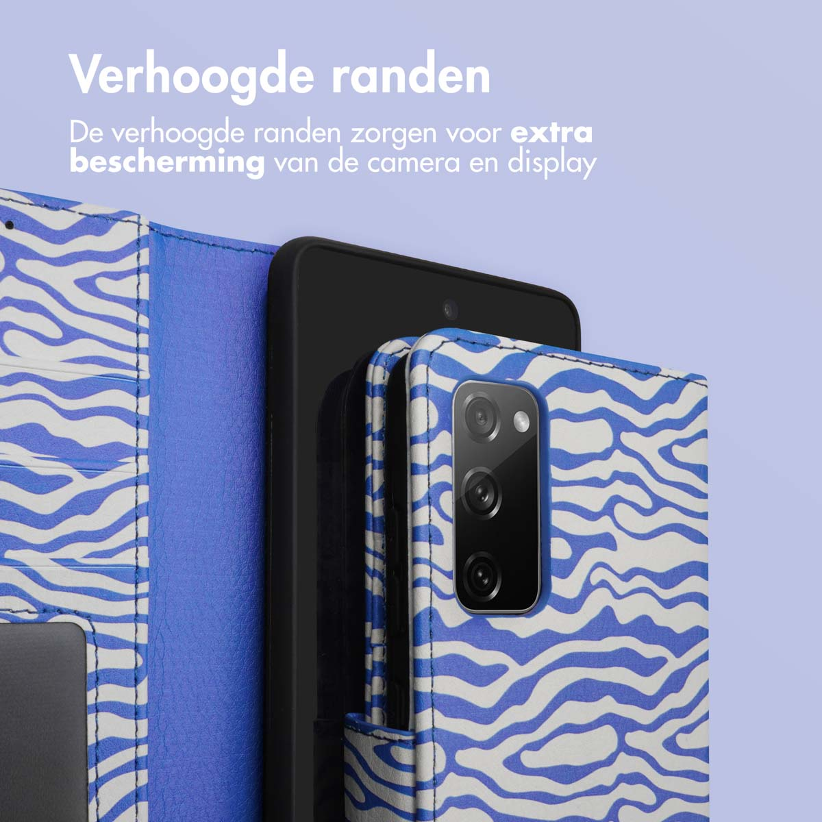 Telefoonhoesje met blauw-witte zebraprint, met verhoogde randen voor bescherming.