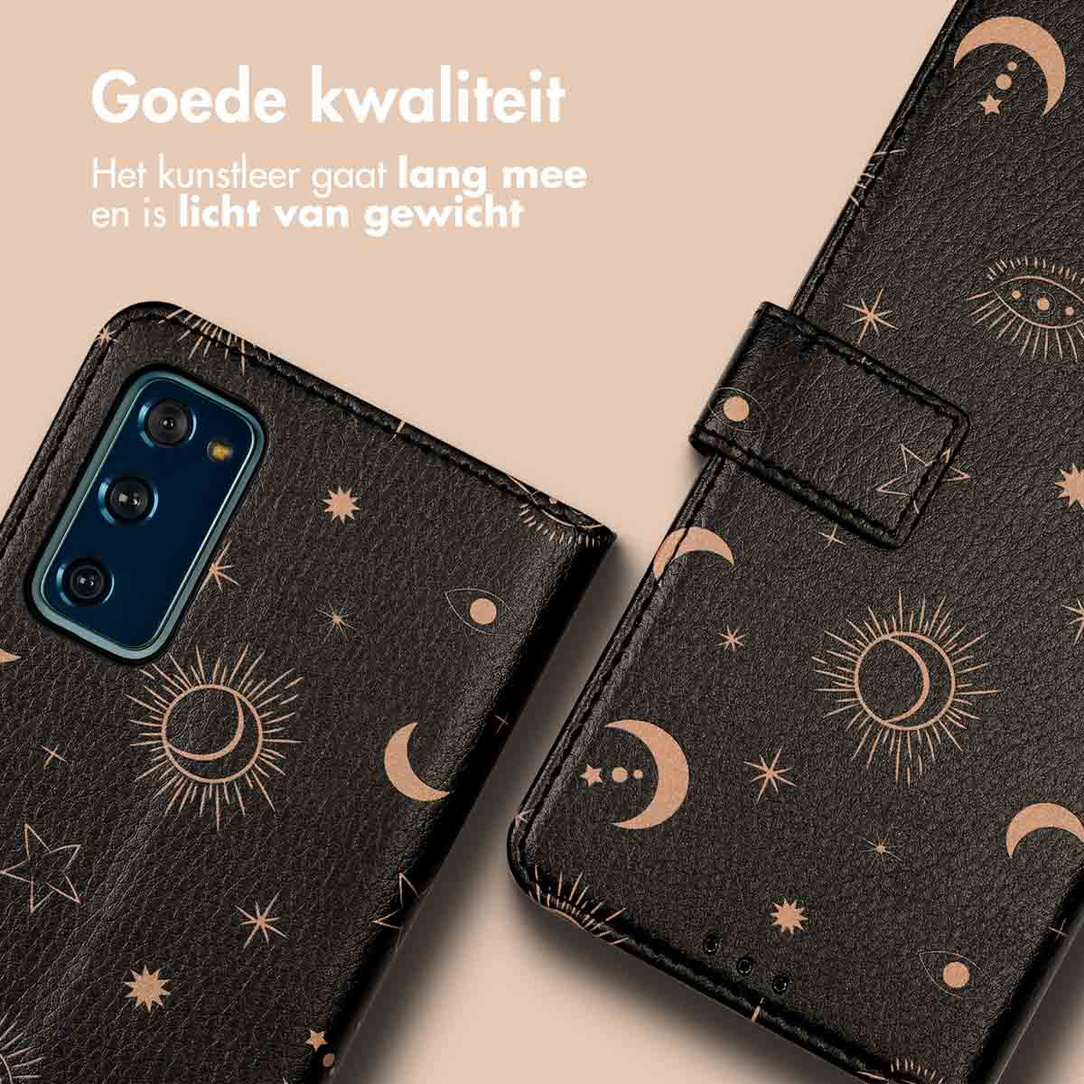 Coque de téléphone avec fond sombre et lunes et étoiles dorées. Texte : Bonne qualité.