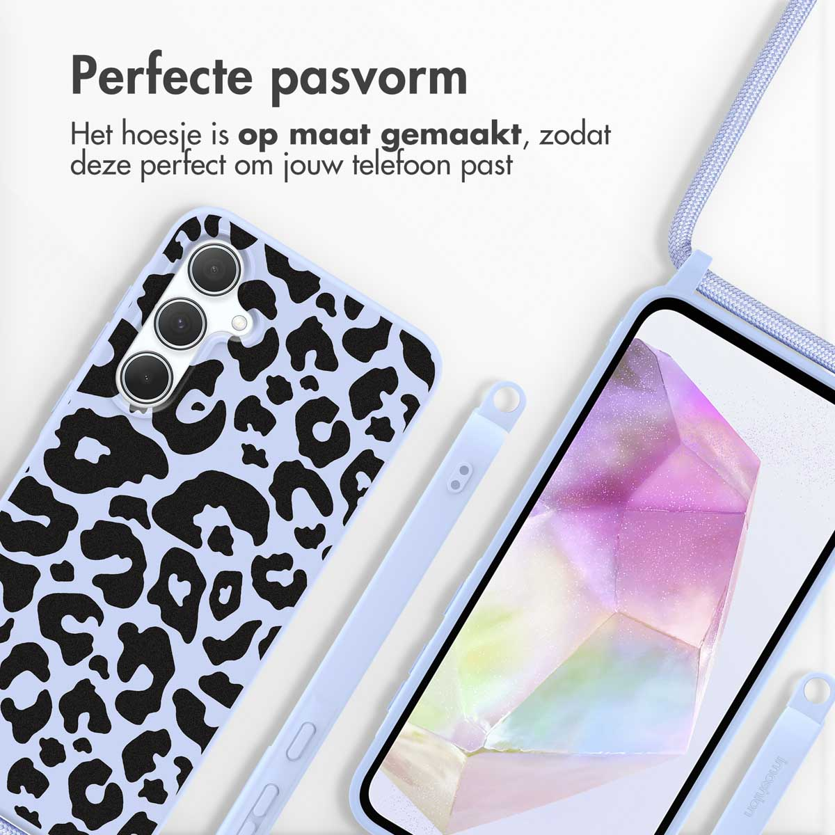 Coque de téléphone avec motif léopard. Téléphone et sangle sur fond bleu clair.