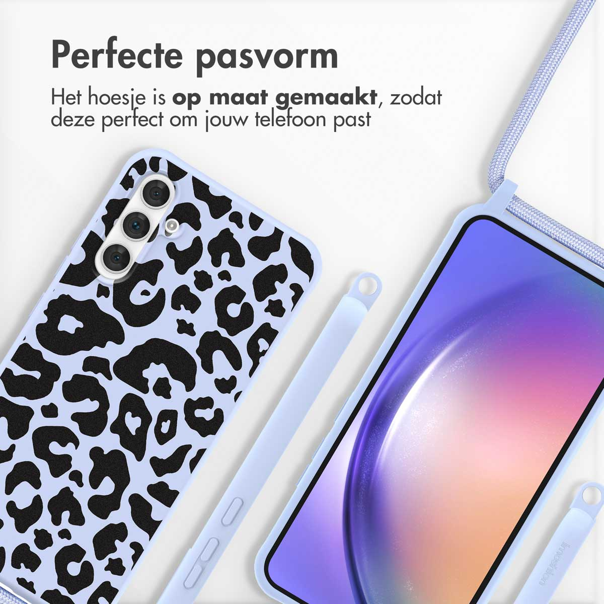 Un étui de téléphone bleu clair avec un motif léopard. Une sangle bleu clair. Un smartphone.