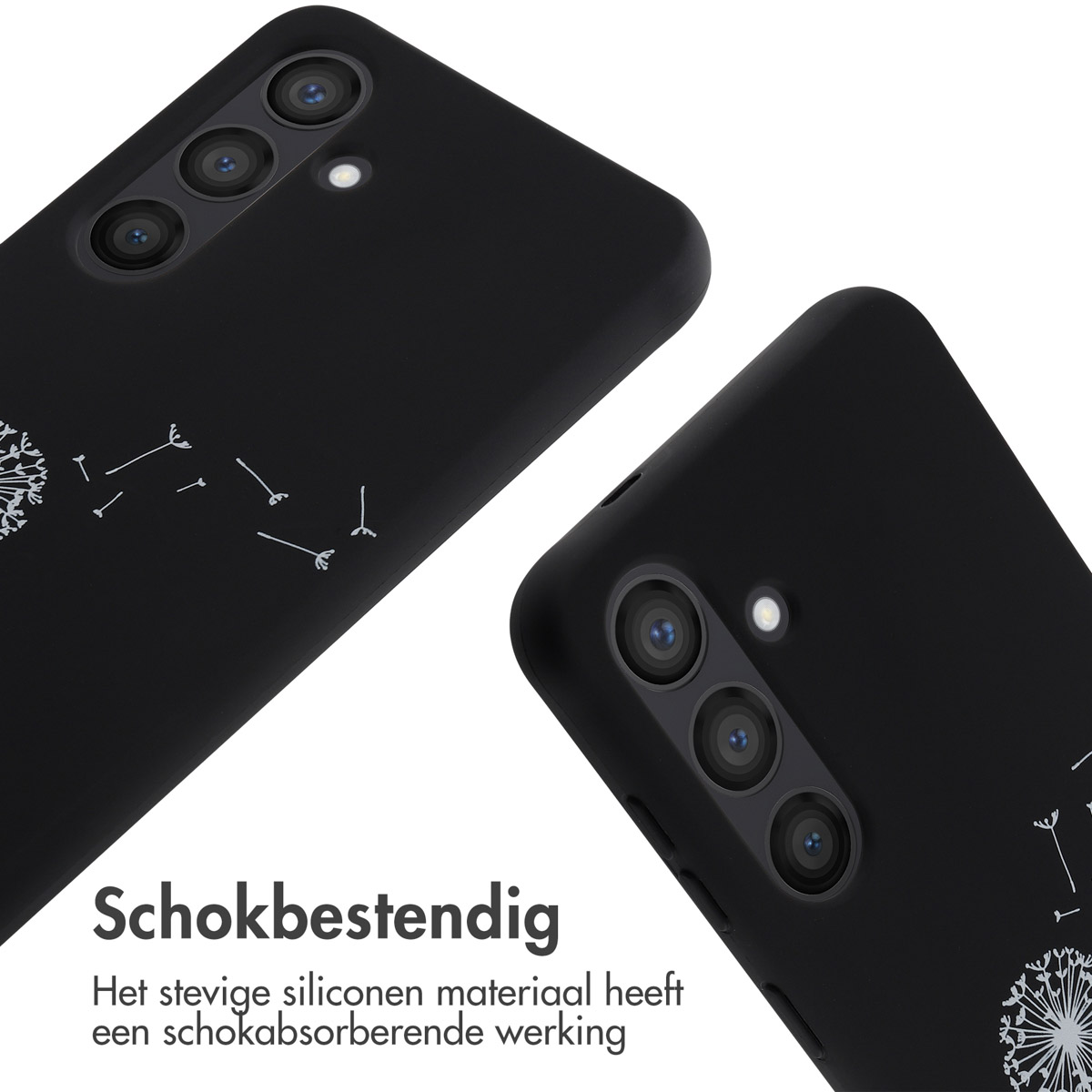 Zwarte telefoonhoes met paardenbloemontwerp. Telefoon met camera zichtbaar.