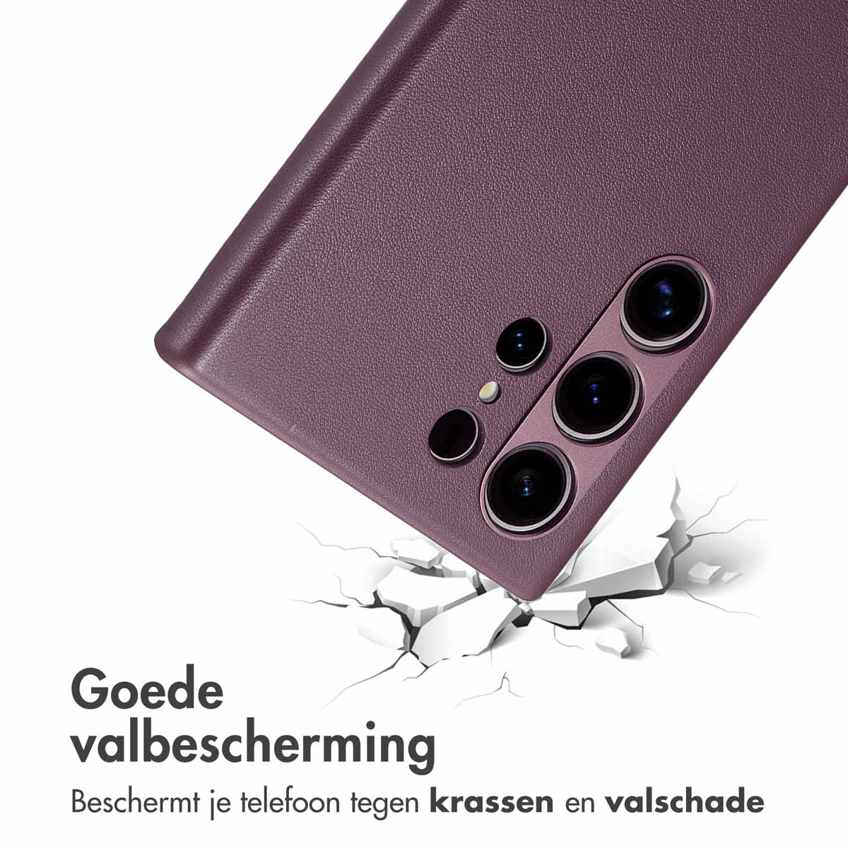 Paarse telefoonhoes met een telefoon erin, de hoes ligt op een wit oppervlak.