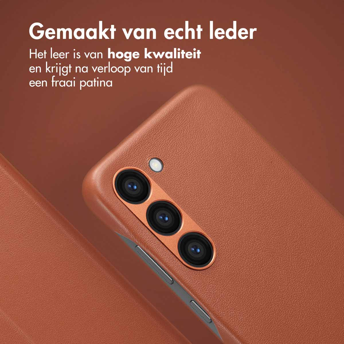 Gros plan d'une coque en cuir marron montrant la caméra et la texture du cuir.