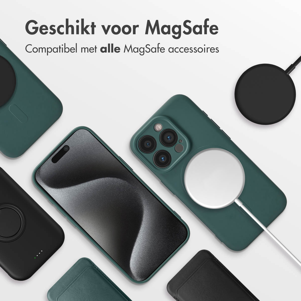 Divers téléphones et étuis. Téléphone vert foncé avec cercle magnétique blanc. Chargeurs noirs.