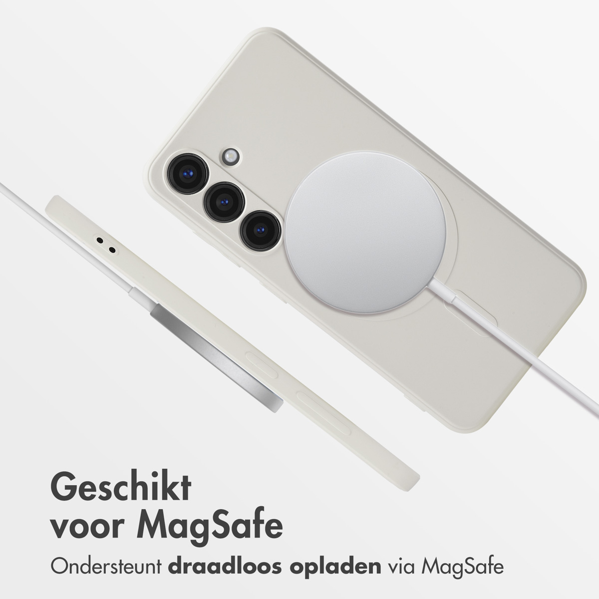 Witte telefoon met MagSafe-oplader bevestigd. Witte achtergrond.