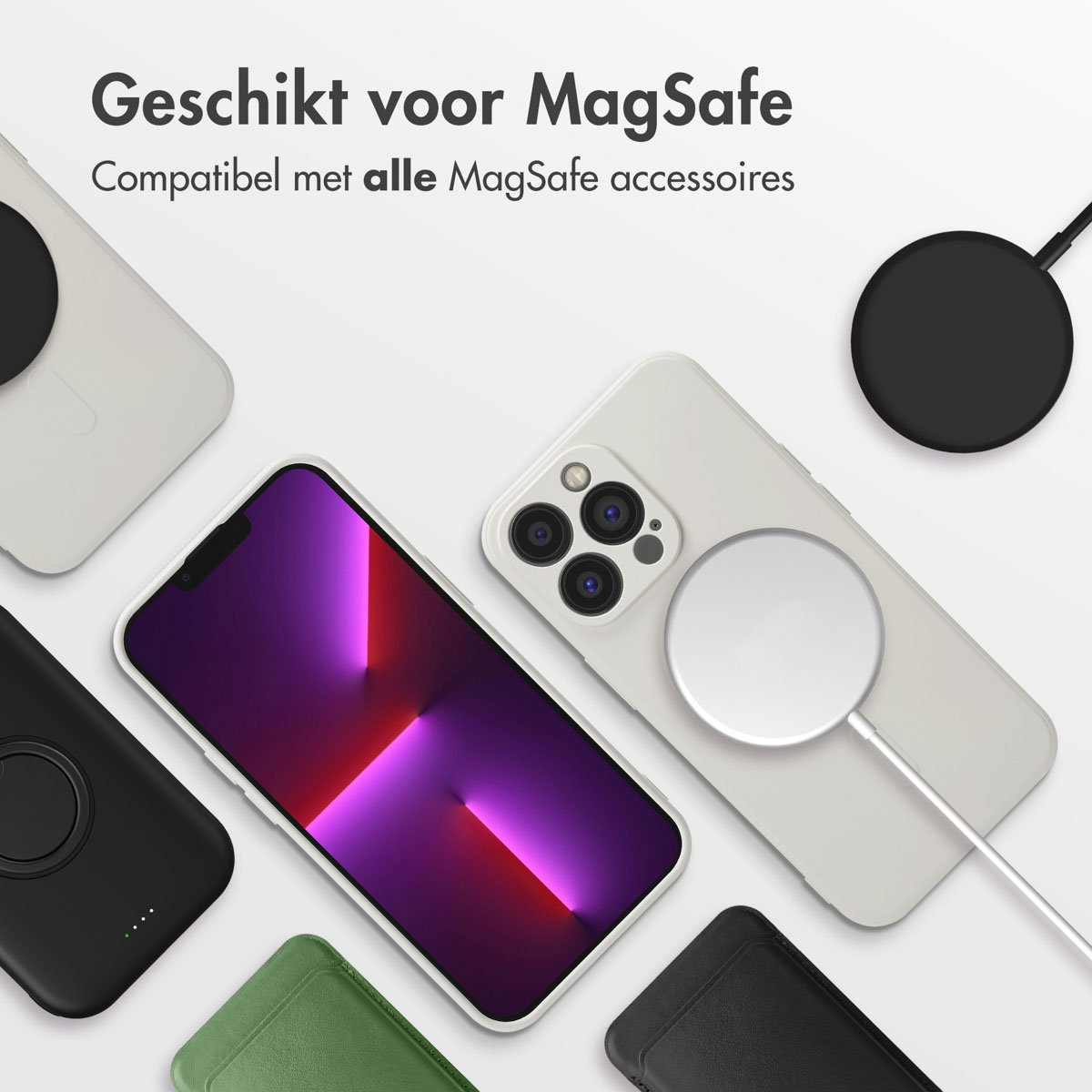 Telefoonhoesjes en een oplaadpad. Witte, groene en zwarte hoesjes en een witte MagSafe-lader.