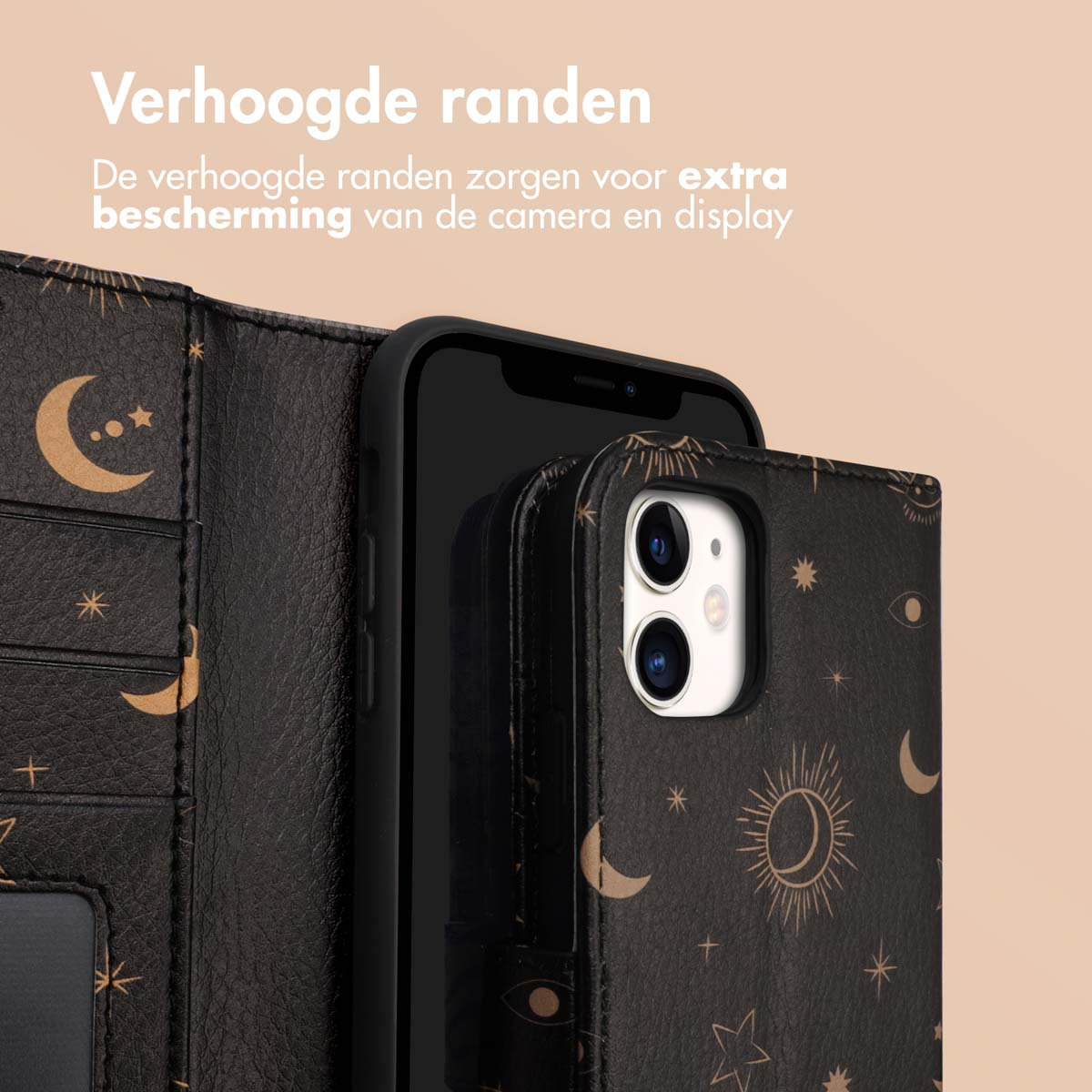 Zwarte telefoonhoes met een zwarte telefoon erin. De hoes heeft een ontwerp met sterren en manen.
