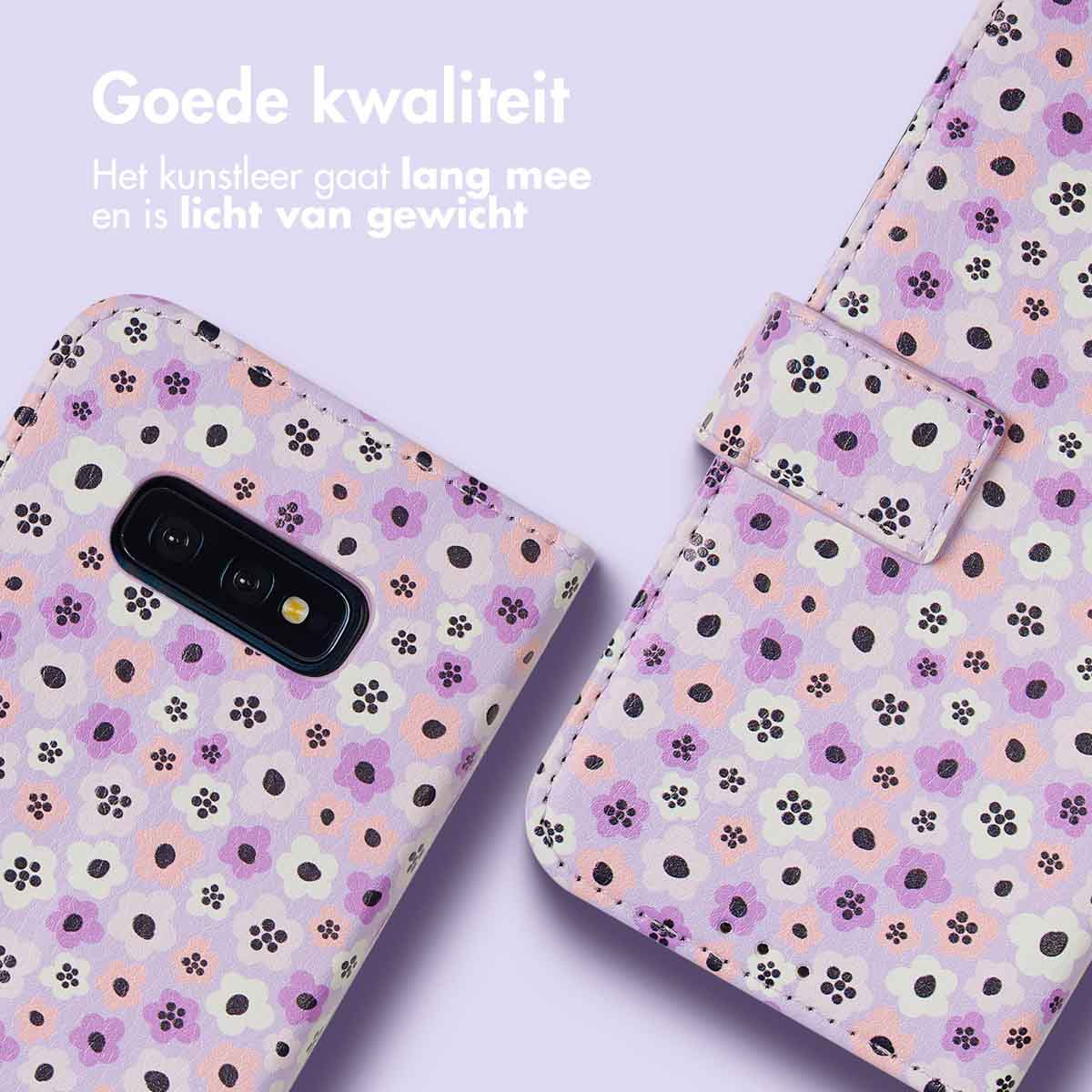 Coque de téléphone florale, ouverte. Violet clair avec des fleurs blanches. Téléphone à l'intérieur, caméra visible.