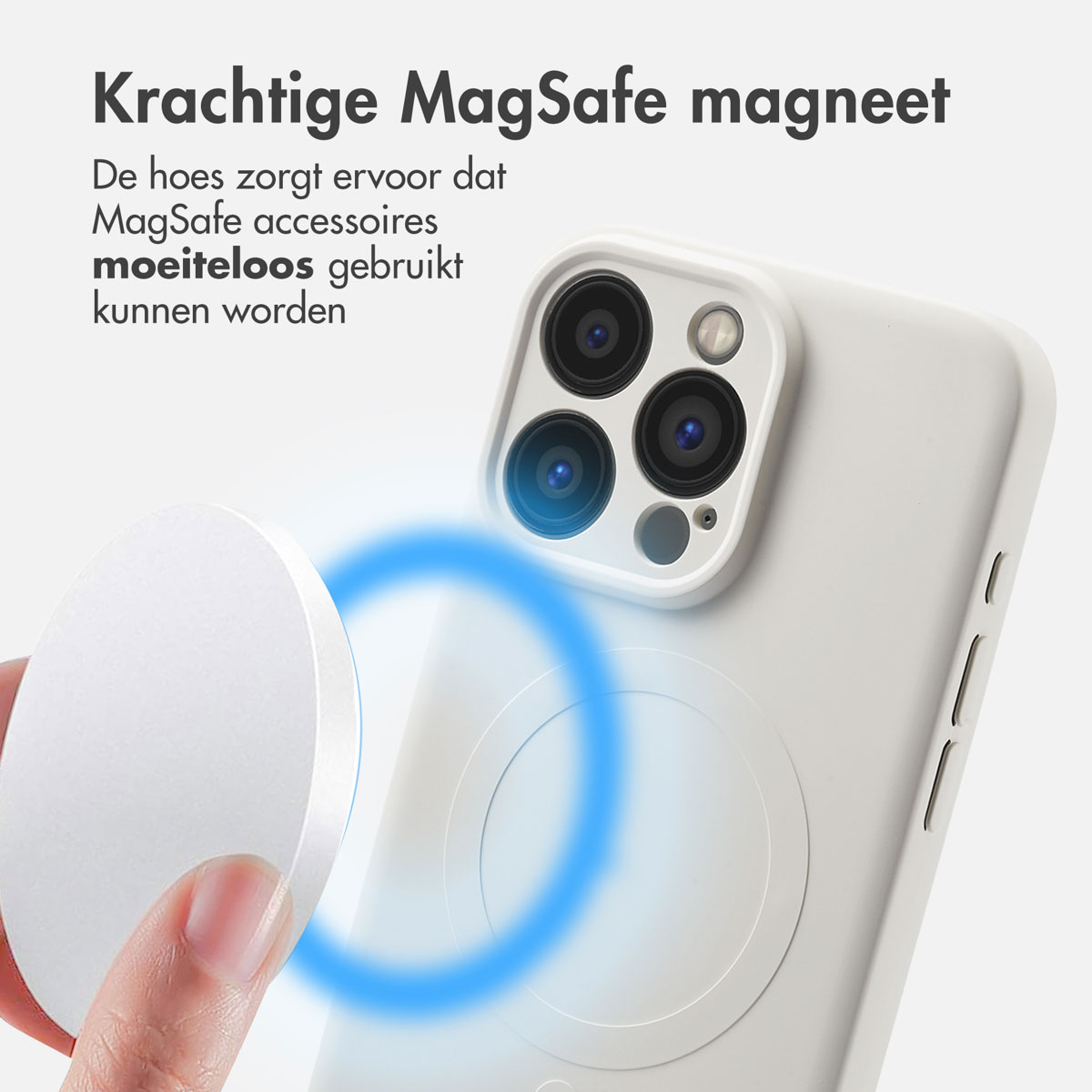 Witte telefoonhoes met een witte MagSafe-accessoire. Een hand houdt de accessoire bij de telefoon.