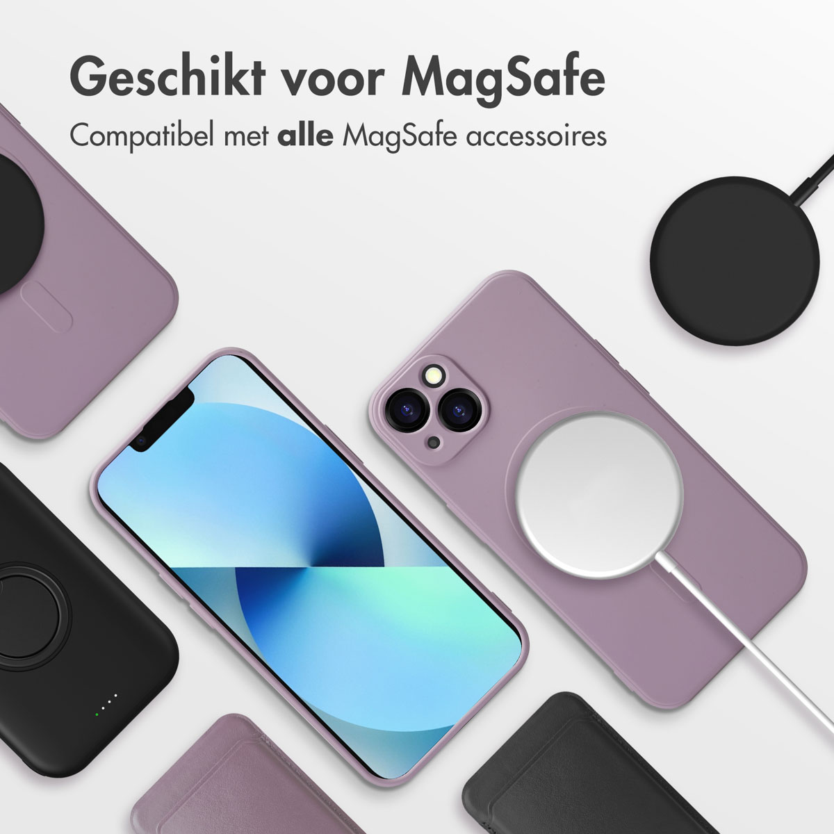 Verschillende telefoons in paarse hoesjes met MagSafe-opladers.
