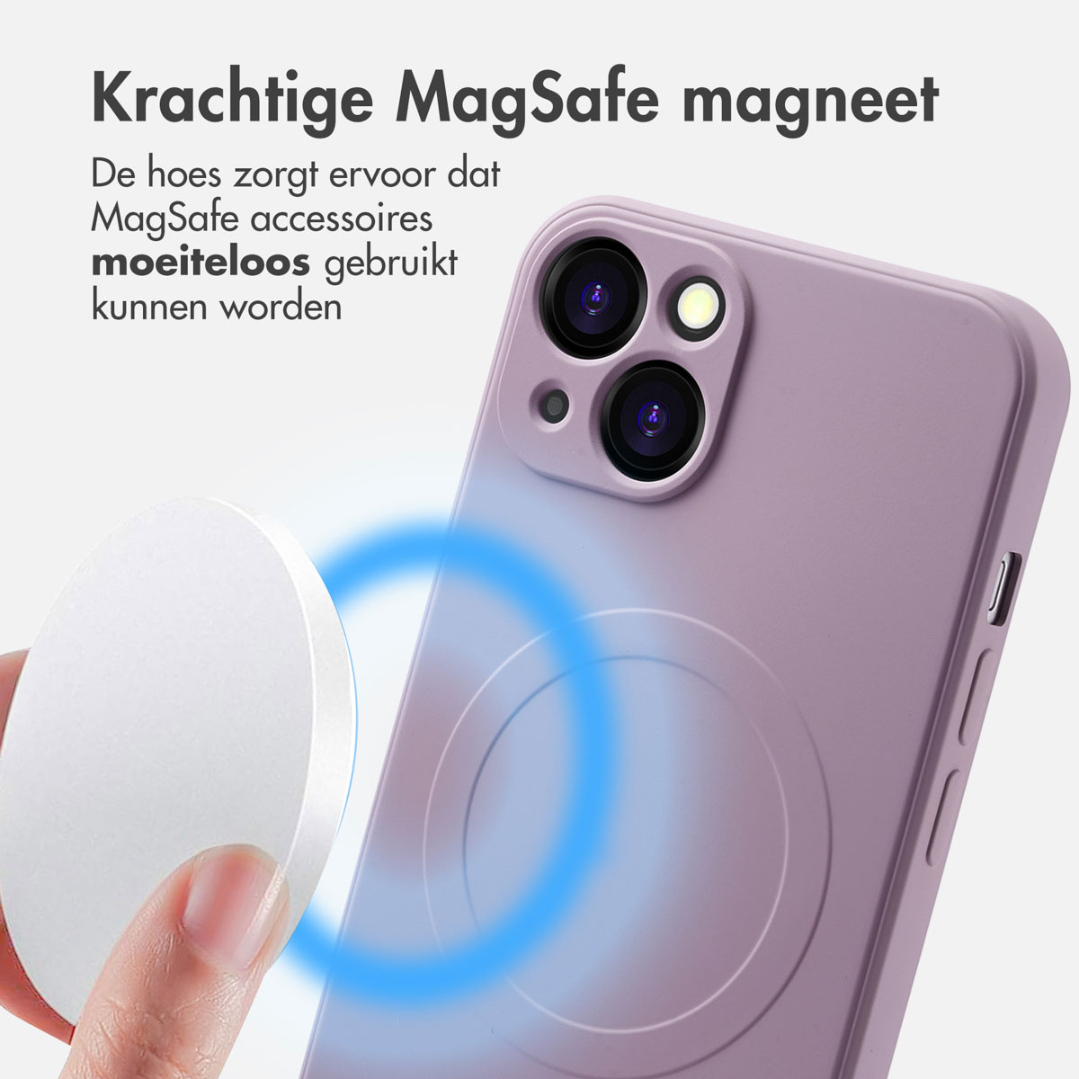 Een paarse telefoonhoes met een witte oplader, met een hand die de oplader vasthoudt.