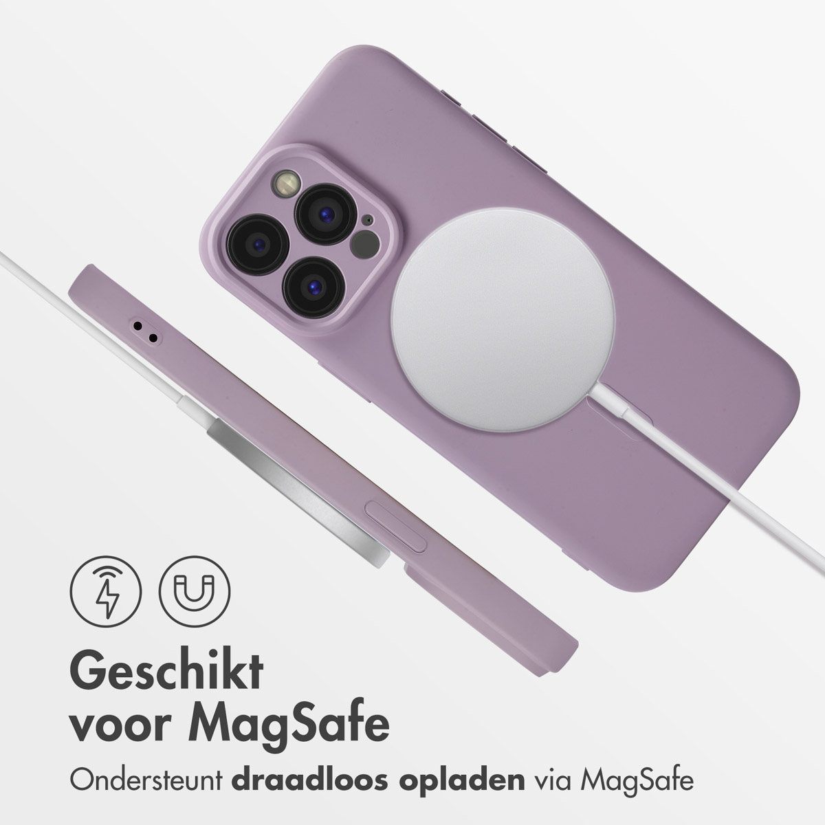 Lila Handyhülle mit einem weißen MagSafe-Ladegerät befestigt. Weißer Hintergrund.