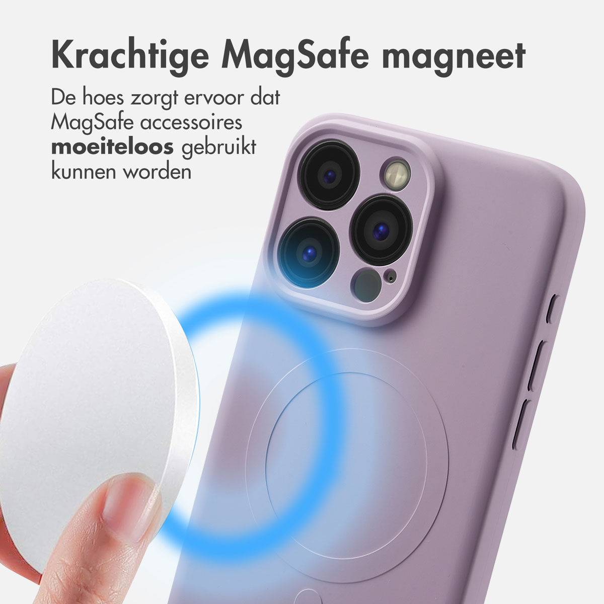 Hand hält ein weißes MagSafe-Ladegerät in der Nähe einer lila Handyhülle. Weißer Hintergrund.