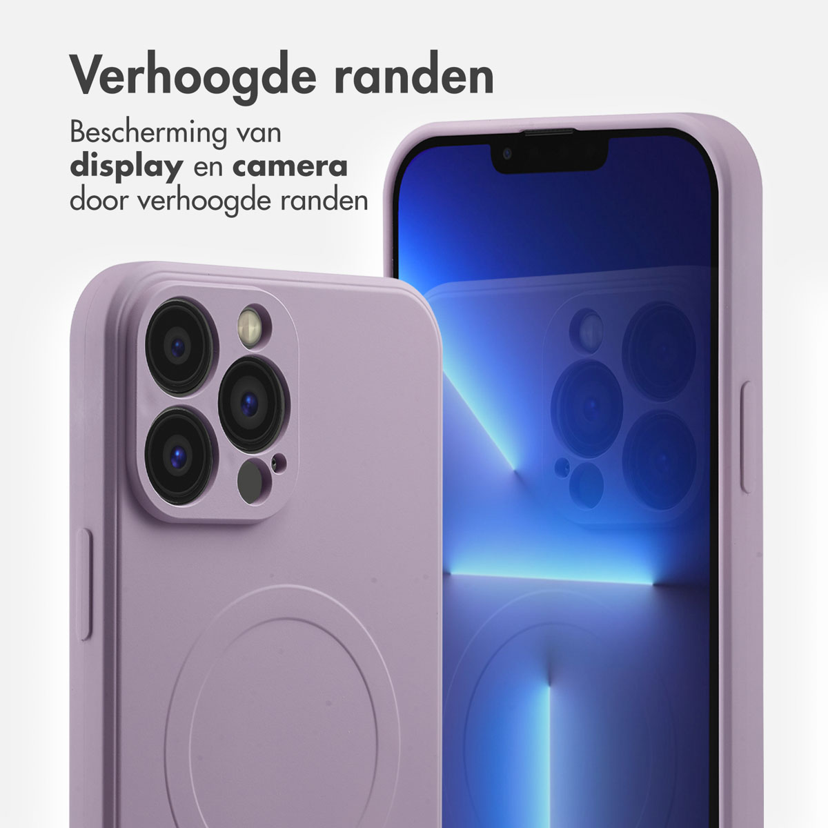 Coque de téléphone violette avec téléphone. La coque a des découpes pour la caméra. Écran du téléphone visible. Fond blanc.