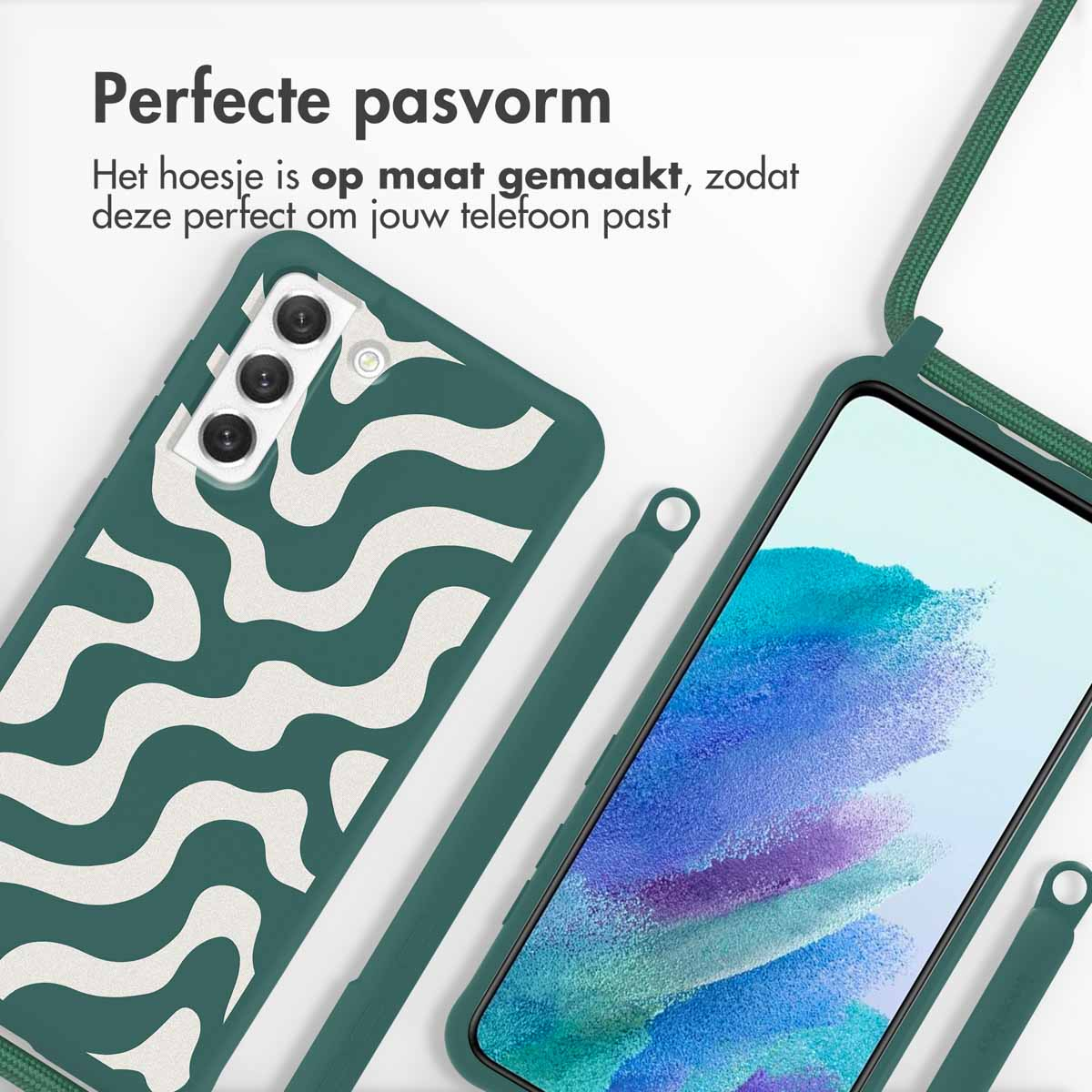 Een groene telefoonhoes met witte golvende lijnen en een telefoon erin, met een groene riem.