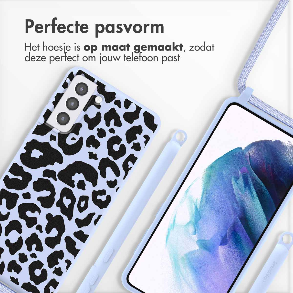 Telefoonhoesje met luipaardprint, telefoon en stylus op lichtblauwe ondergrond.