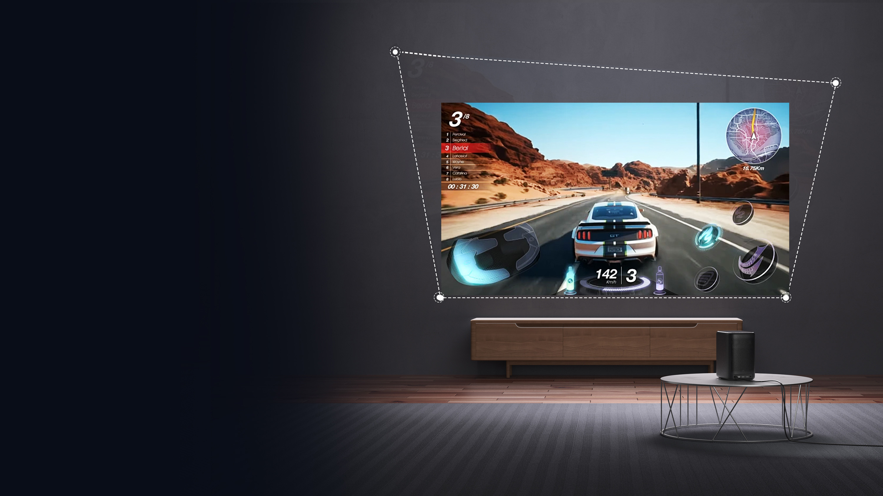 Projekcja gry wyścigowej na ścianie. Ciemne tło z meblami i dekoracjami.