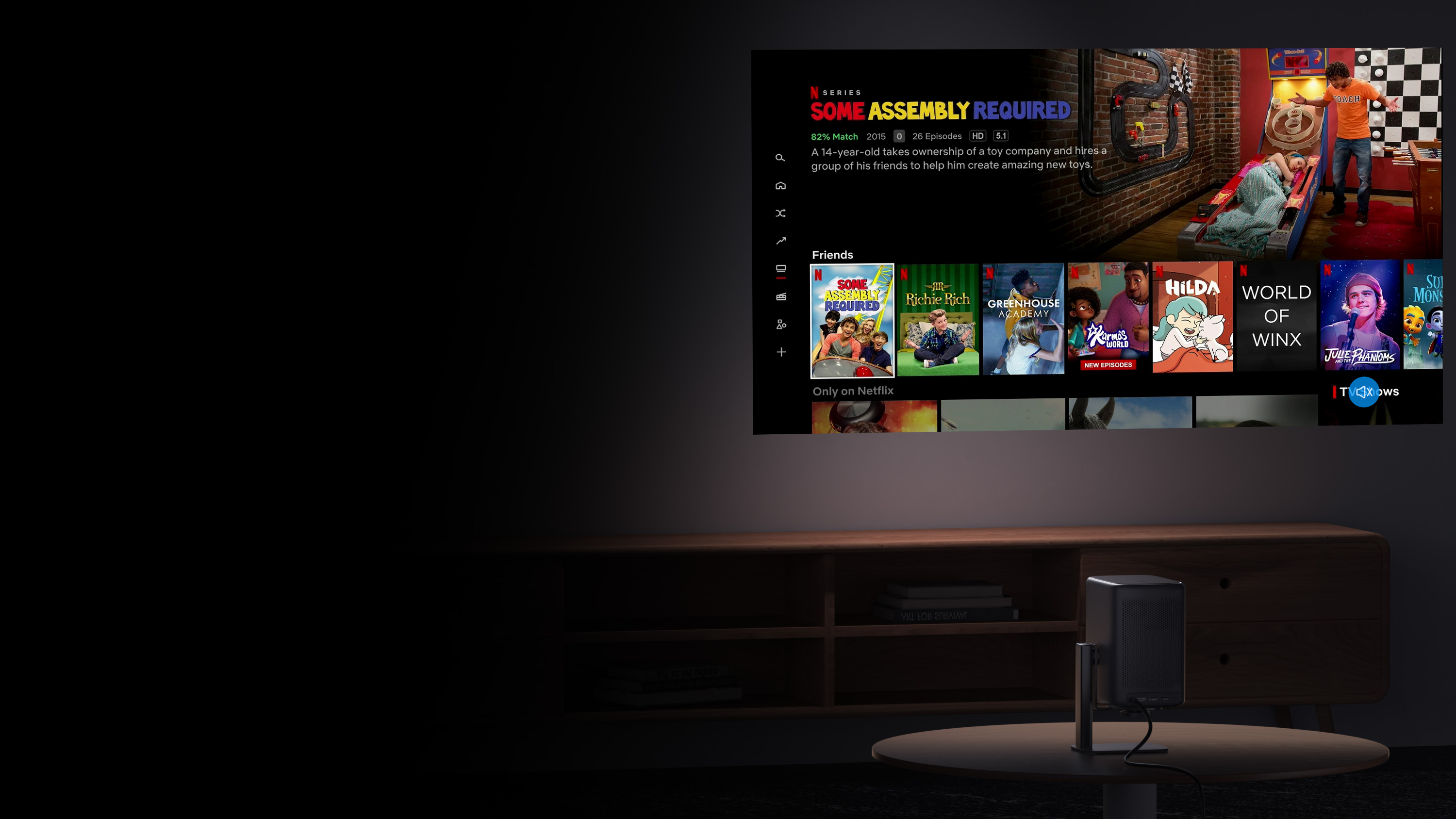 Projektor wyświetlający ekran z interfejsem Netflix. Drewniana szafka na pierwszym planie.