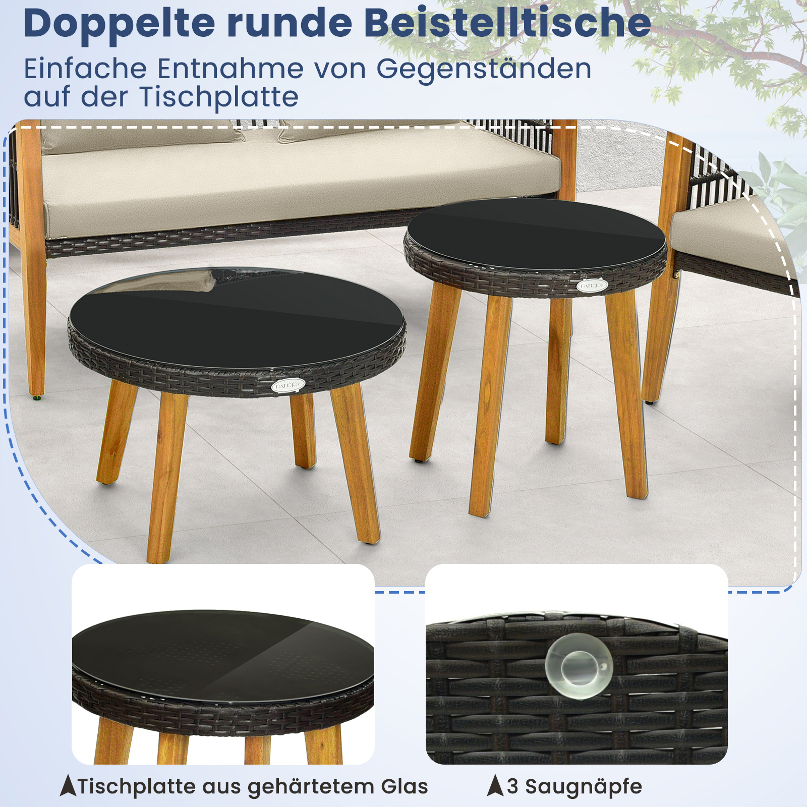 Zwei kleine runde Tische mit schwarzen Glasplatten, braunen gewebten Seiten und Holzbeinen.