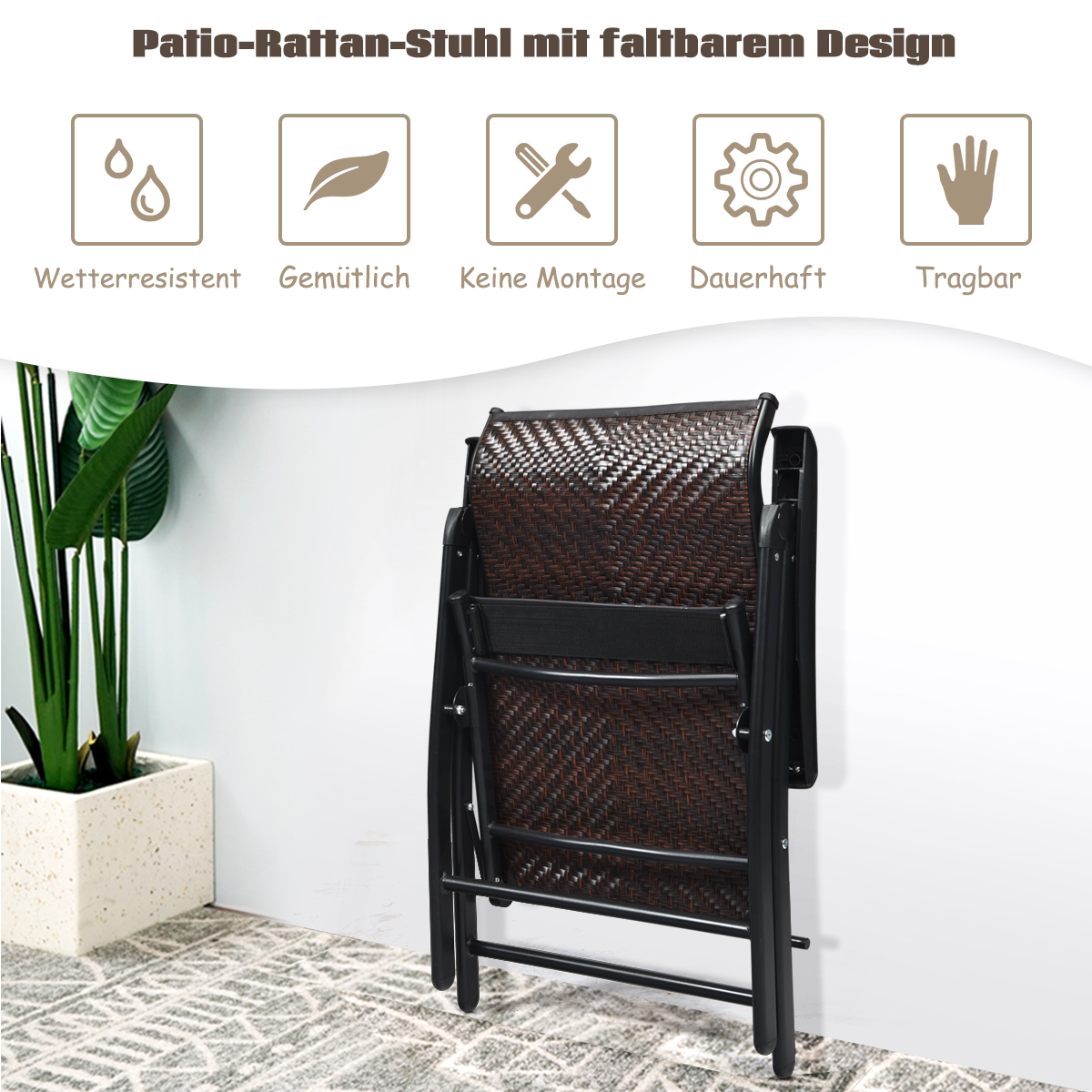 Ein brauner Rattanstuhl in gefalteter Position mit weißem Wandhintergrund.