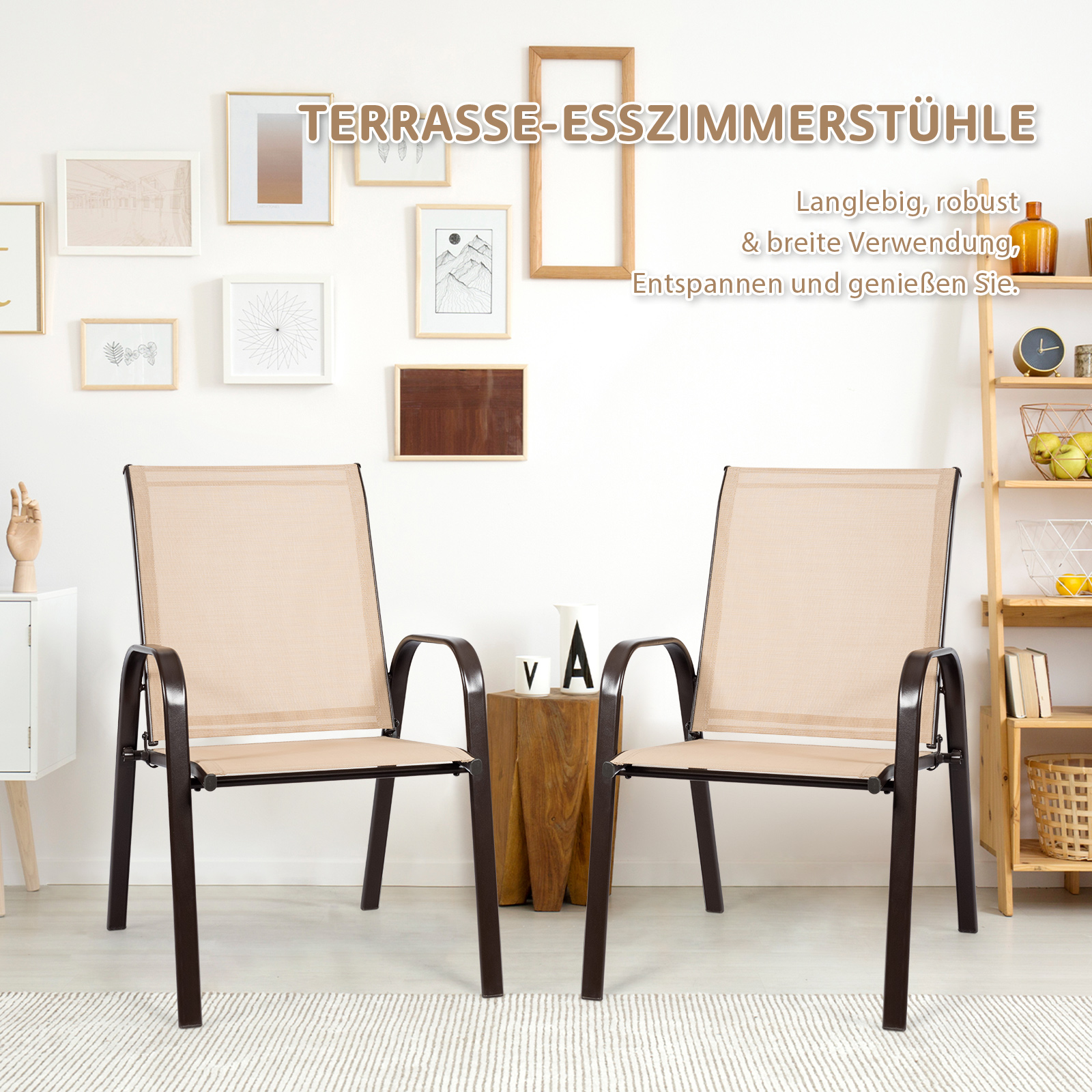 Zwei Stühle im Freien mit beigen Sitzen und schwarzen Rahmen. Der Hintergrund hat gerahmte Bilder an einer weißen Wand.